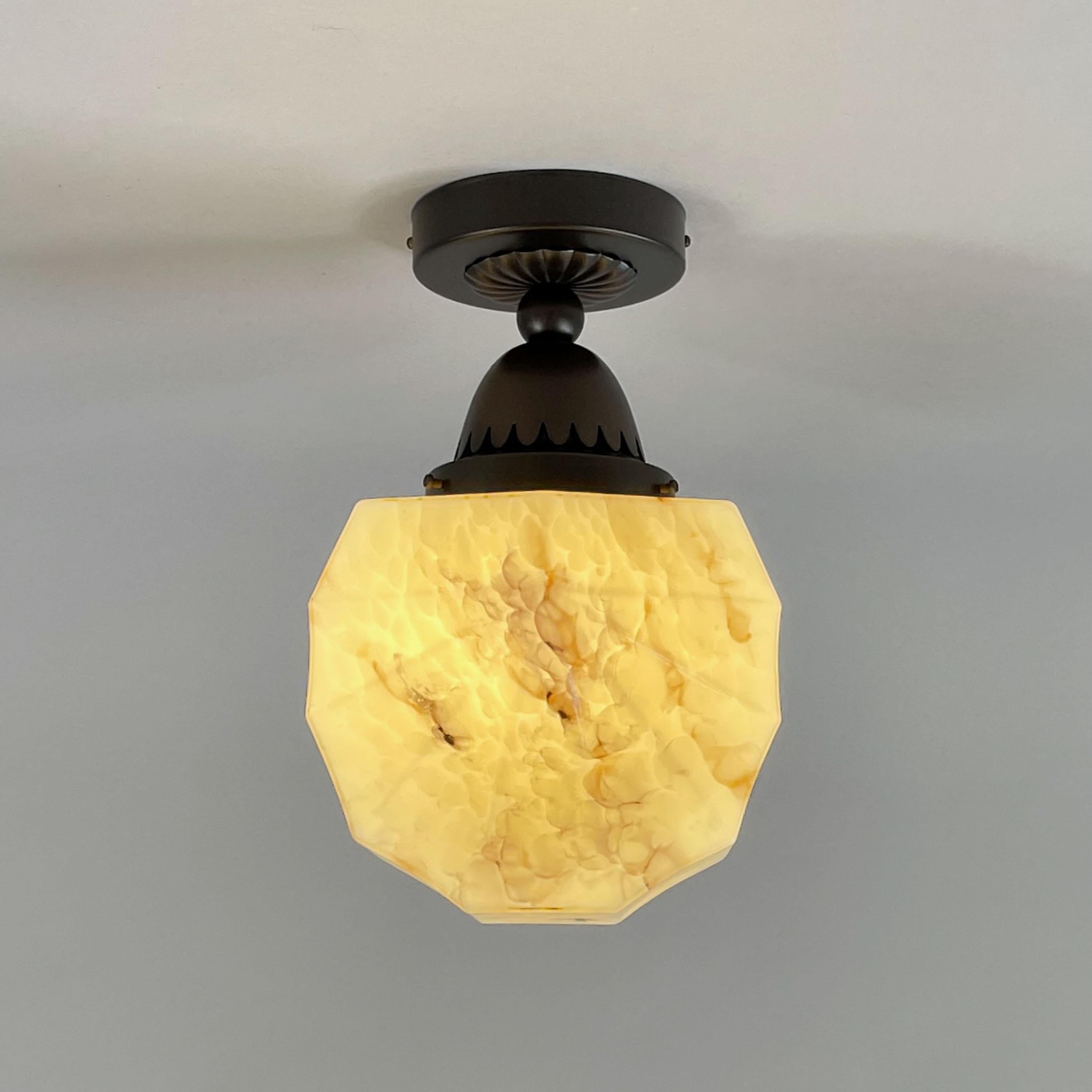 Art déco Plafonnier Art Déco en verre opalin marbré et laiton bruni, Allemagne, années 1920 en vente