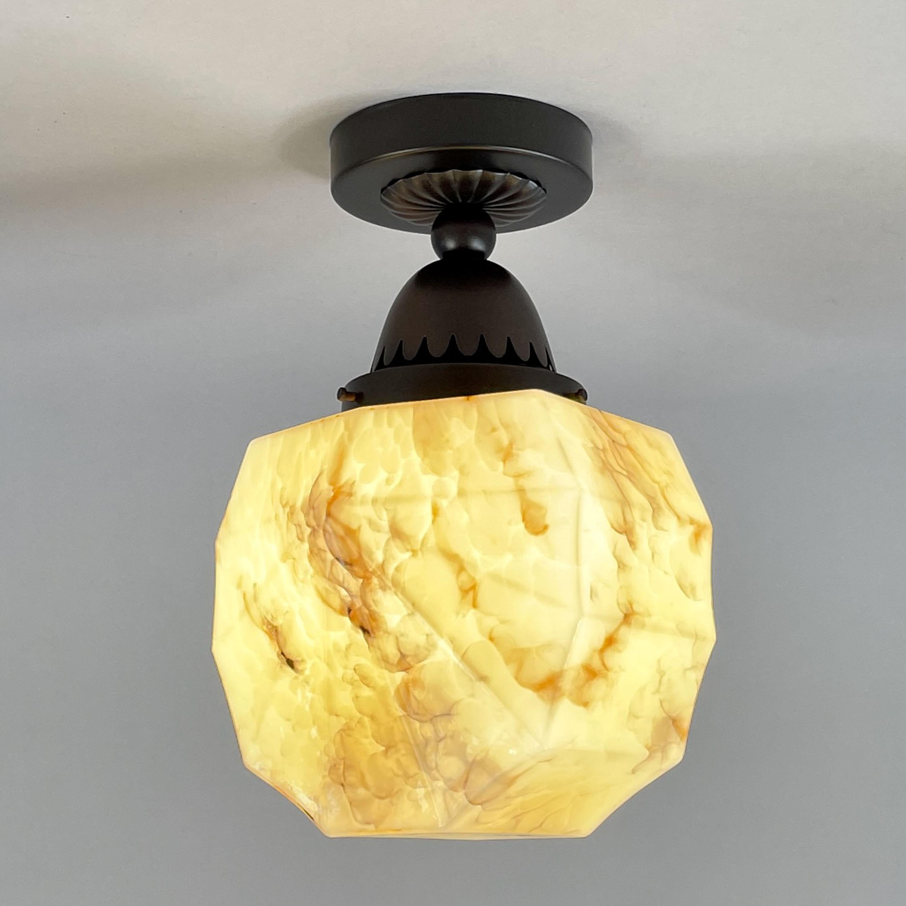 Laiton Plafonnier Art Déco en verre opalin marbré et laiton bruni, Allemagne, années 1920 en vente