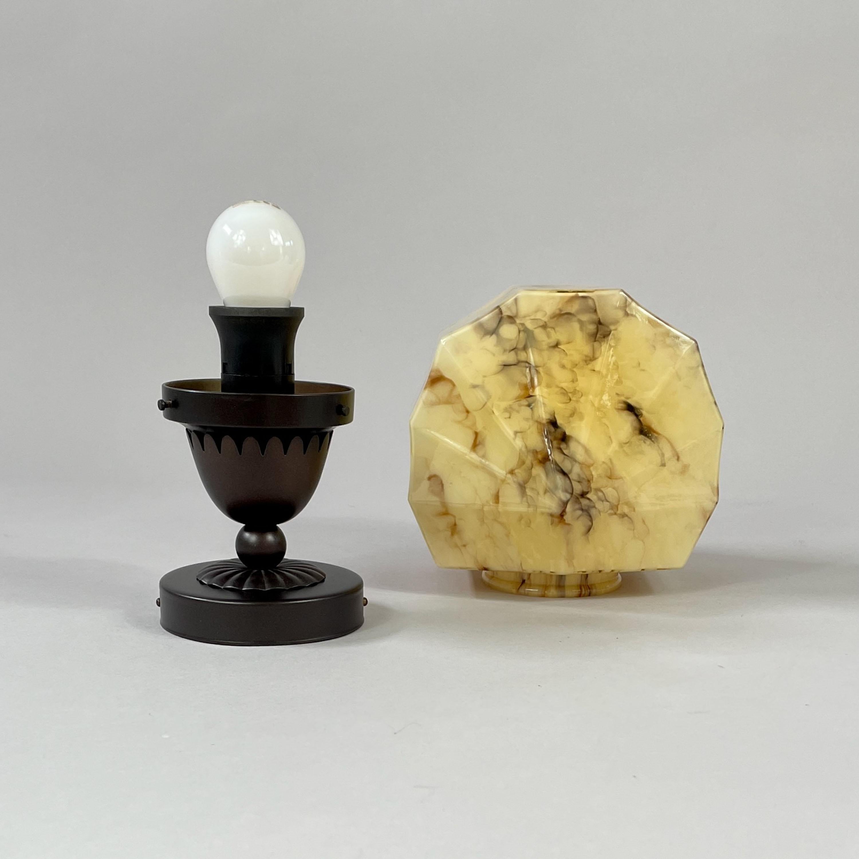 Plafonnier Art Déco en verre opalin marbré et laiton bruni, Allemagne, années 1920 en vente 1