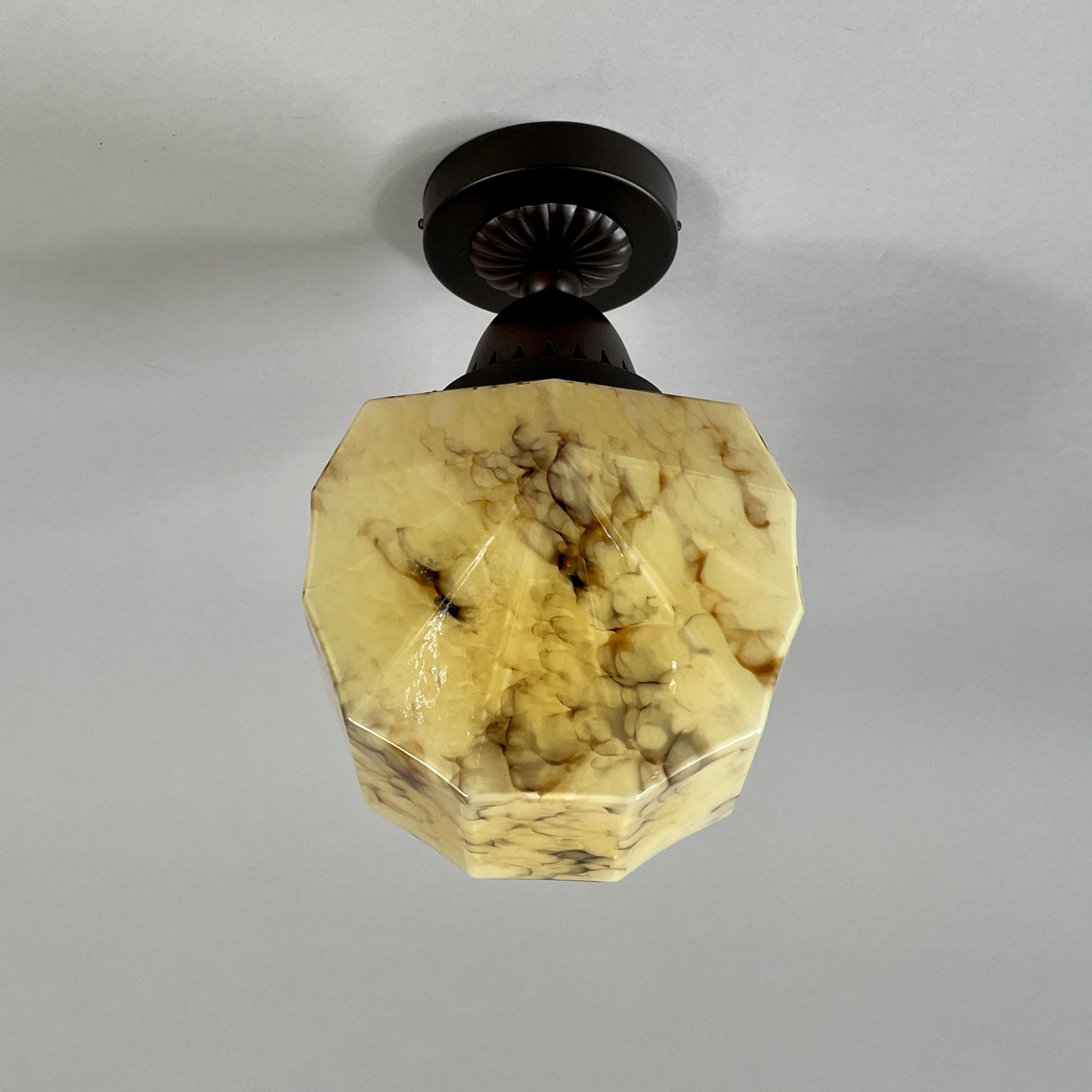 Plafonnier Art Déco en verre opalin marbré et laiton bruni, Allemagne, années 1920 en vente 2
