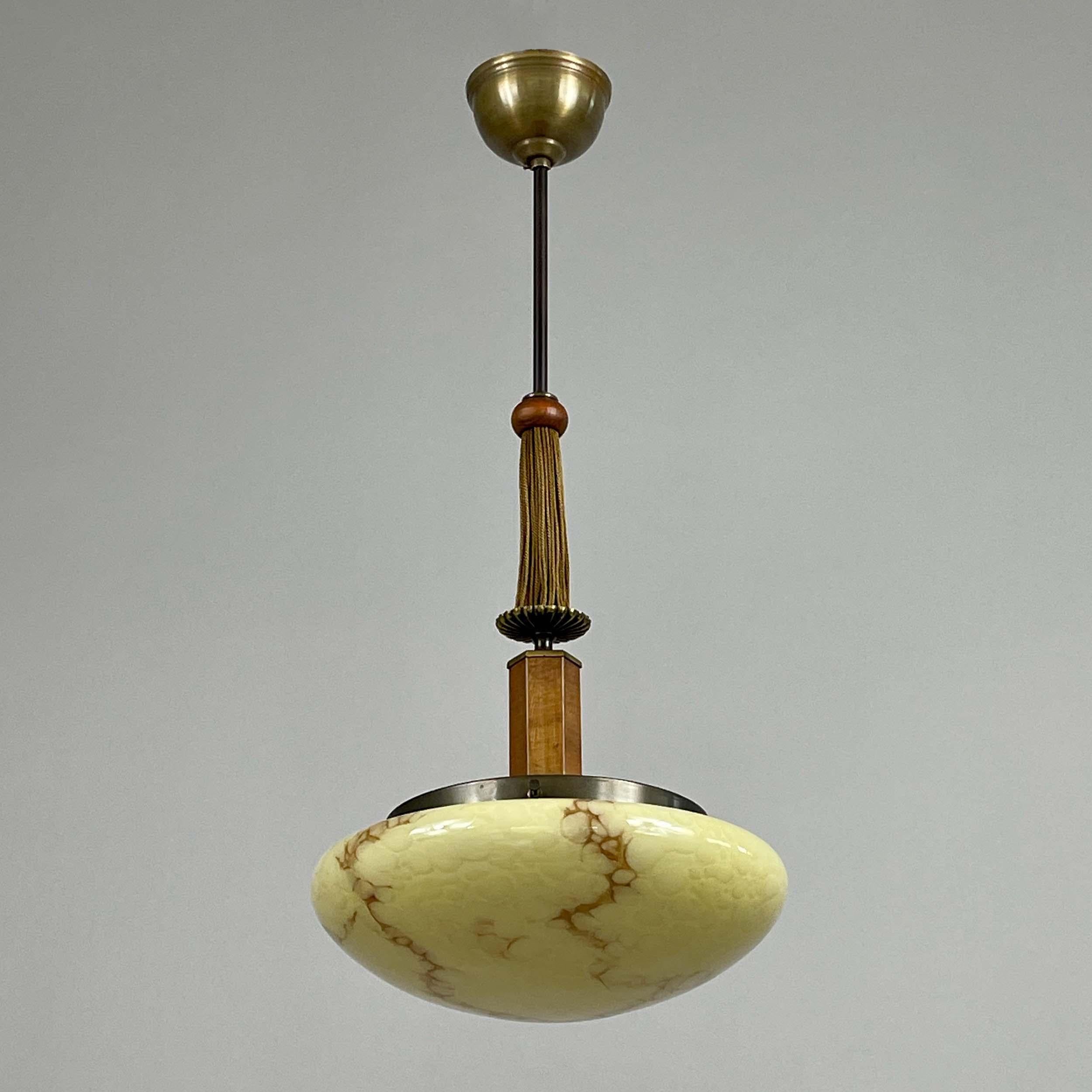 Este colgante Art Déco fue diseñado y fabricado en Alemania en la década de 1930.

La lámpara presenta un diseño colgante alemán de los años 30, suspendido, con una distintiva mezcla de materiales y detalles. La luminaria se compone de una pantalla
