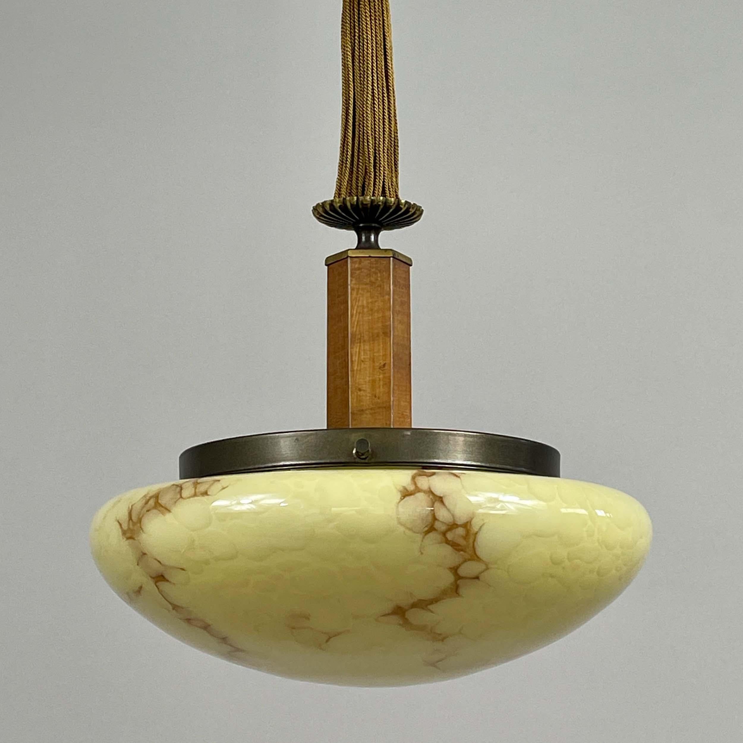 Colgante Art Déco de vidrio opalino jaspeado, Alemania Años 30 en Bueno estado para la venta en NUEMBRECHT, NRW