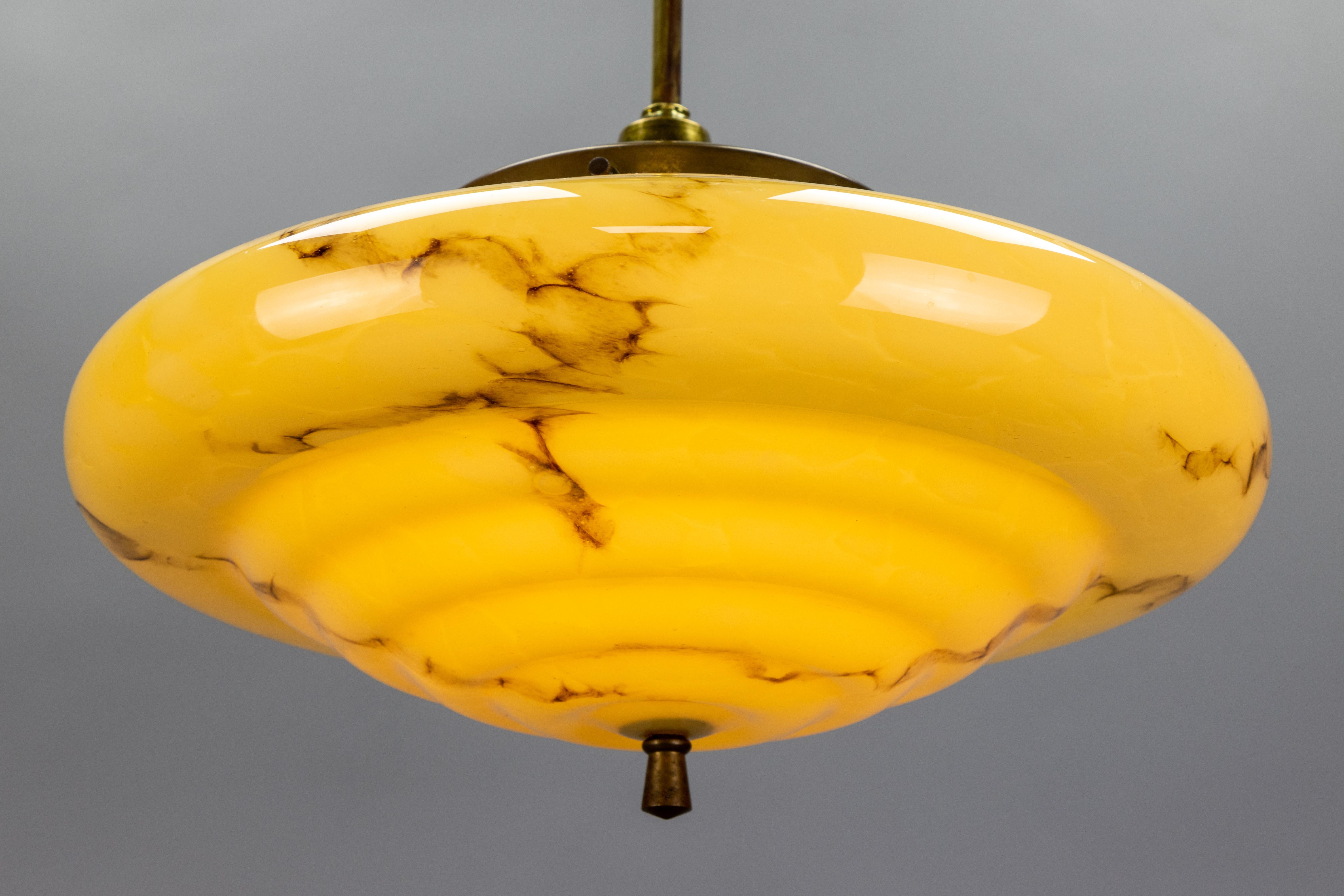 Art Deco Marbled Yellow and Brown Glass and Brass Pendant Light, 1930s In Good Condition For Sale In Barntrup, DE