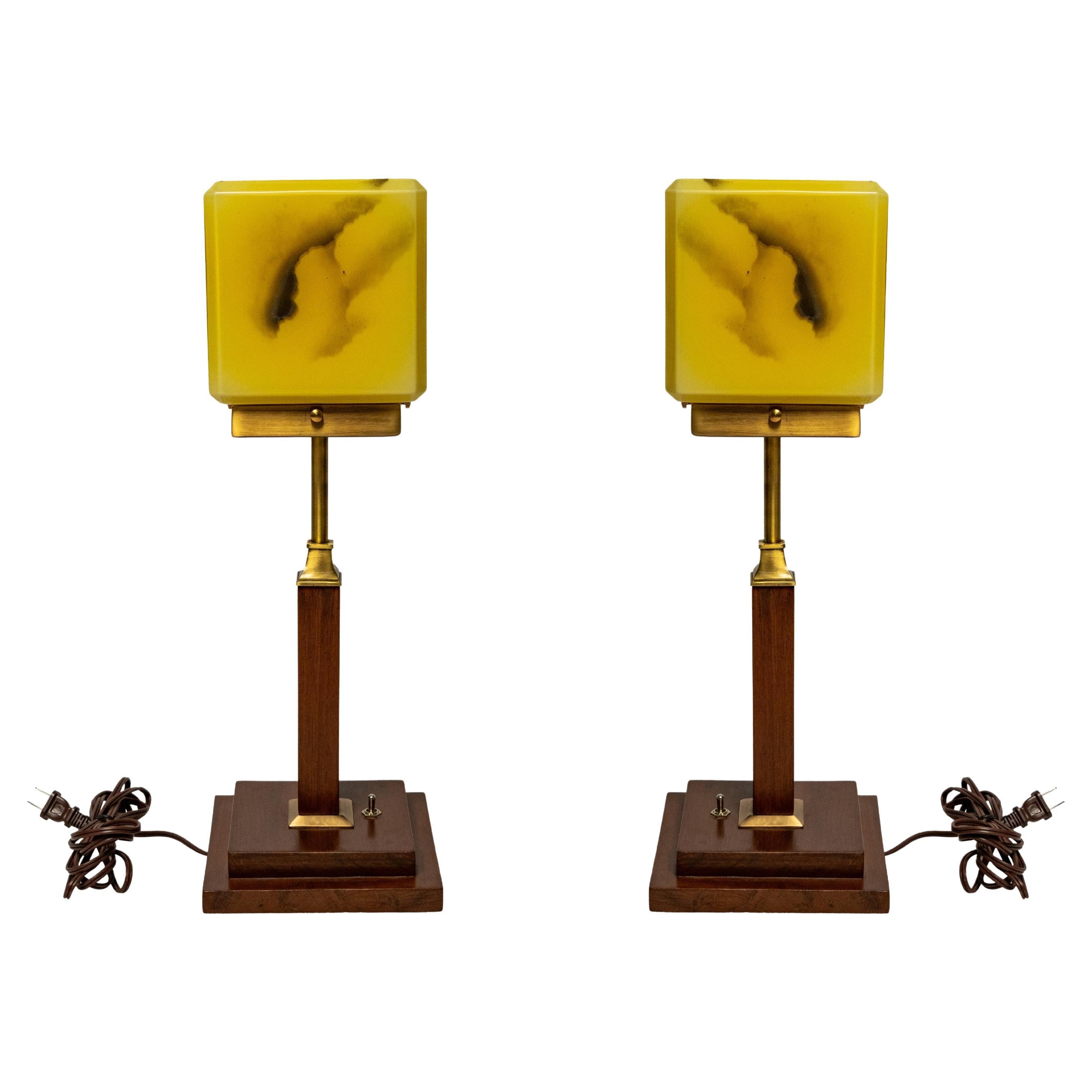 Abat-jour cubique en verre d'art européen de 6 pouces au design marbré de la période Art déco.  Il repose sur une base plus récente en teck et laiton à tige carrée.  La base elle-même mesure 7 pouces carrés et est équipée d'un interrupteur