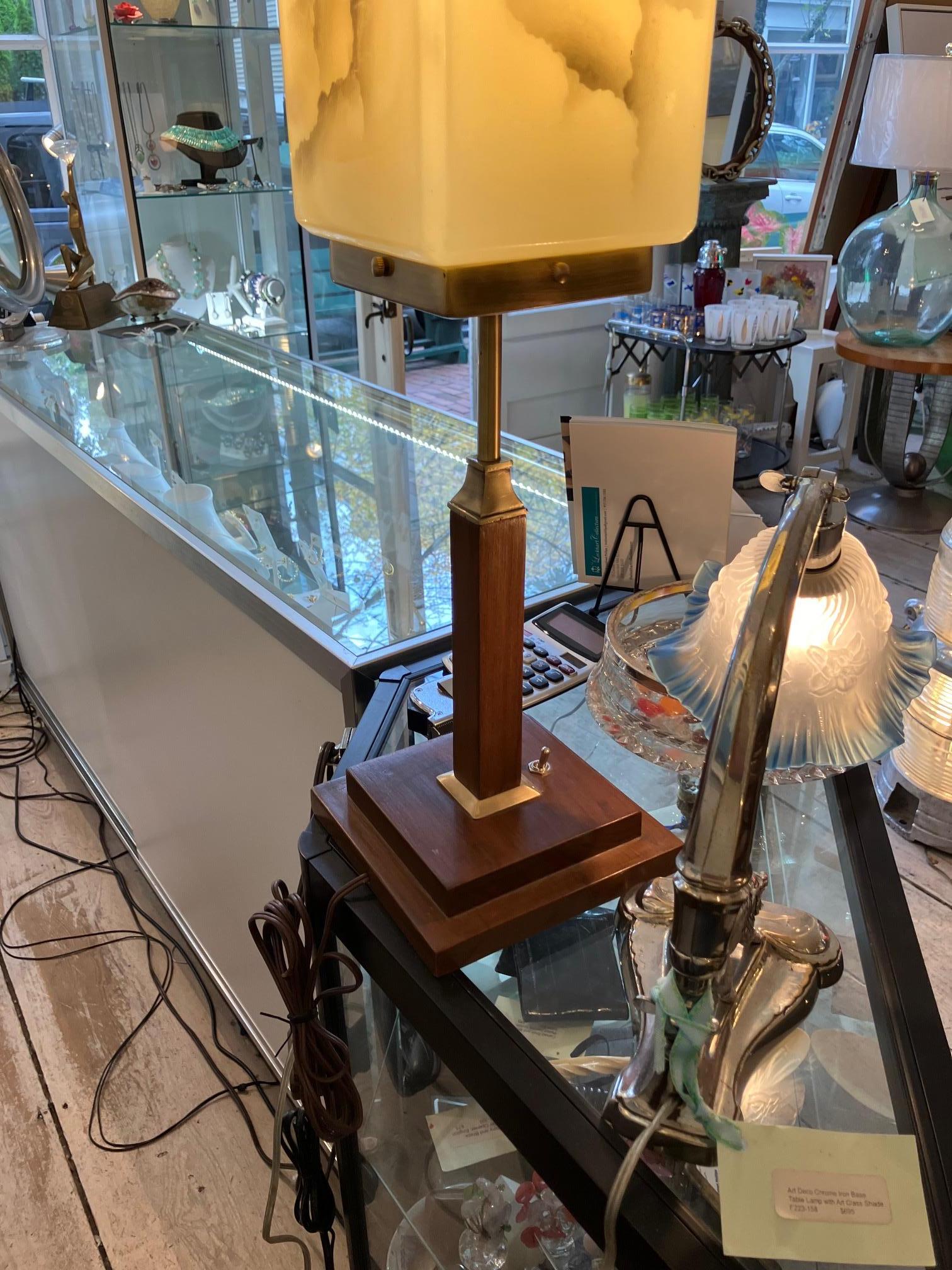 Abat-jour Art Déco marbré sur base en teck et laiton Bon état - En vente à Nantucket, MA