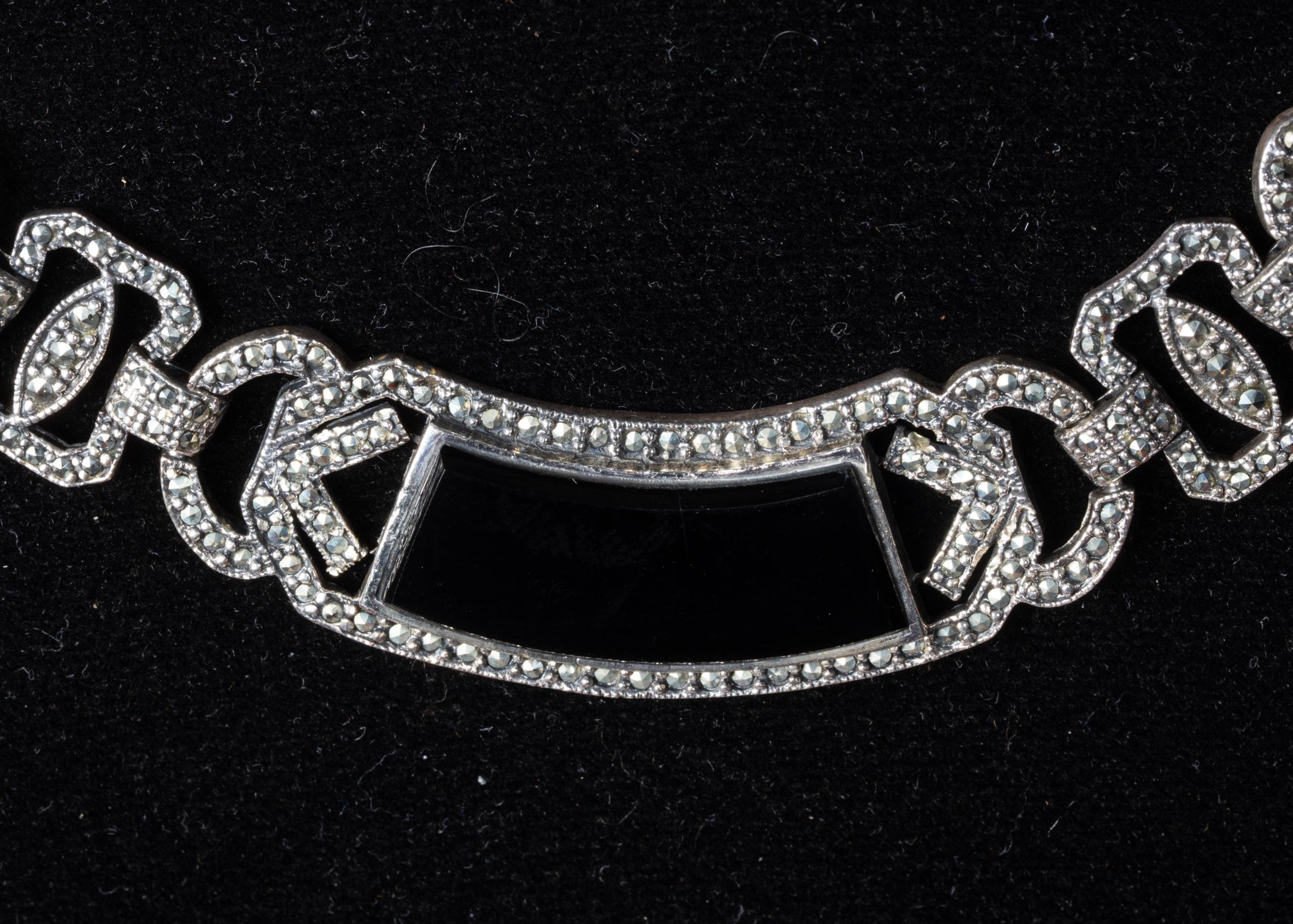 Si tratta di un ottimo esempio di gioiello in argento, onice e marcasite del periodo Art Deco. 

Il design è adattato all'alta gioielleria del periodo Art Deco e fortemente influenzato da Cartier e altri. Il look è molto elegante.

L'artigianato è