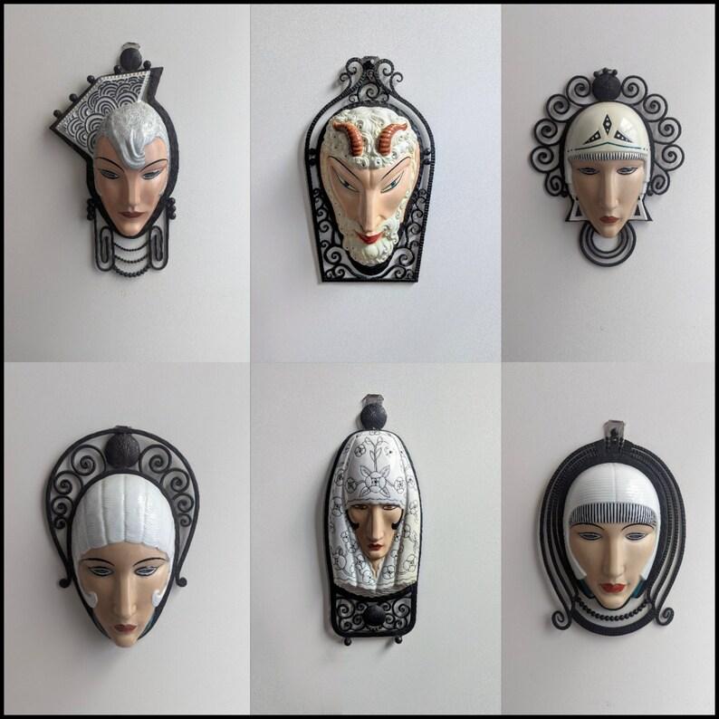 Rarísima colección de 6 máscaras únicas de porcelana montadas en marcos de forja, todas firmadas M. Bever Paris, Made in France, hacia 1925. Los marcos de hierro llevan el sello 