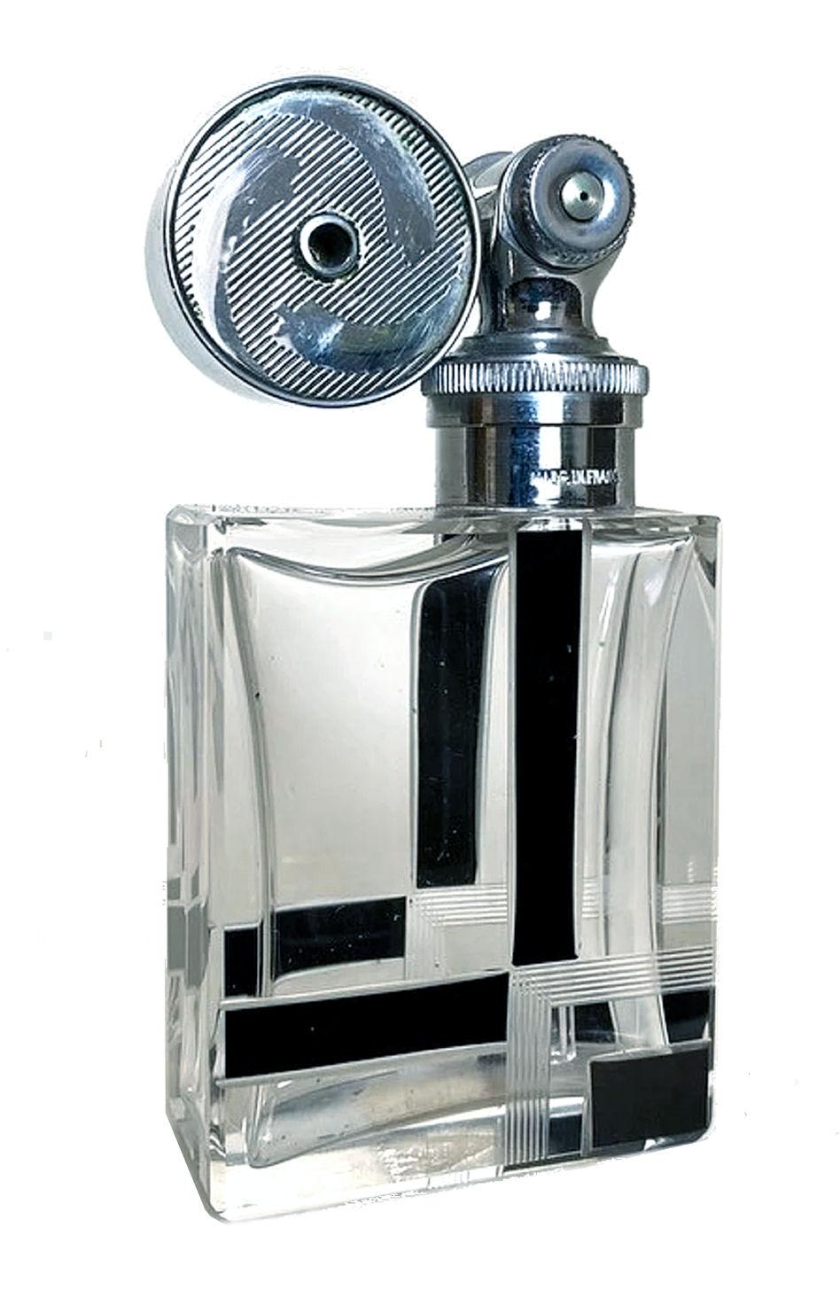 Ce fabuleux atomiseur de parfum Art Déco Marcel Franck, datant des années 1930, présente un design géométrique Art Déco en émail noir et des bandes gravées contrastées. Vaporisateur de voyage 