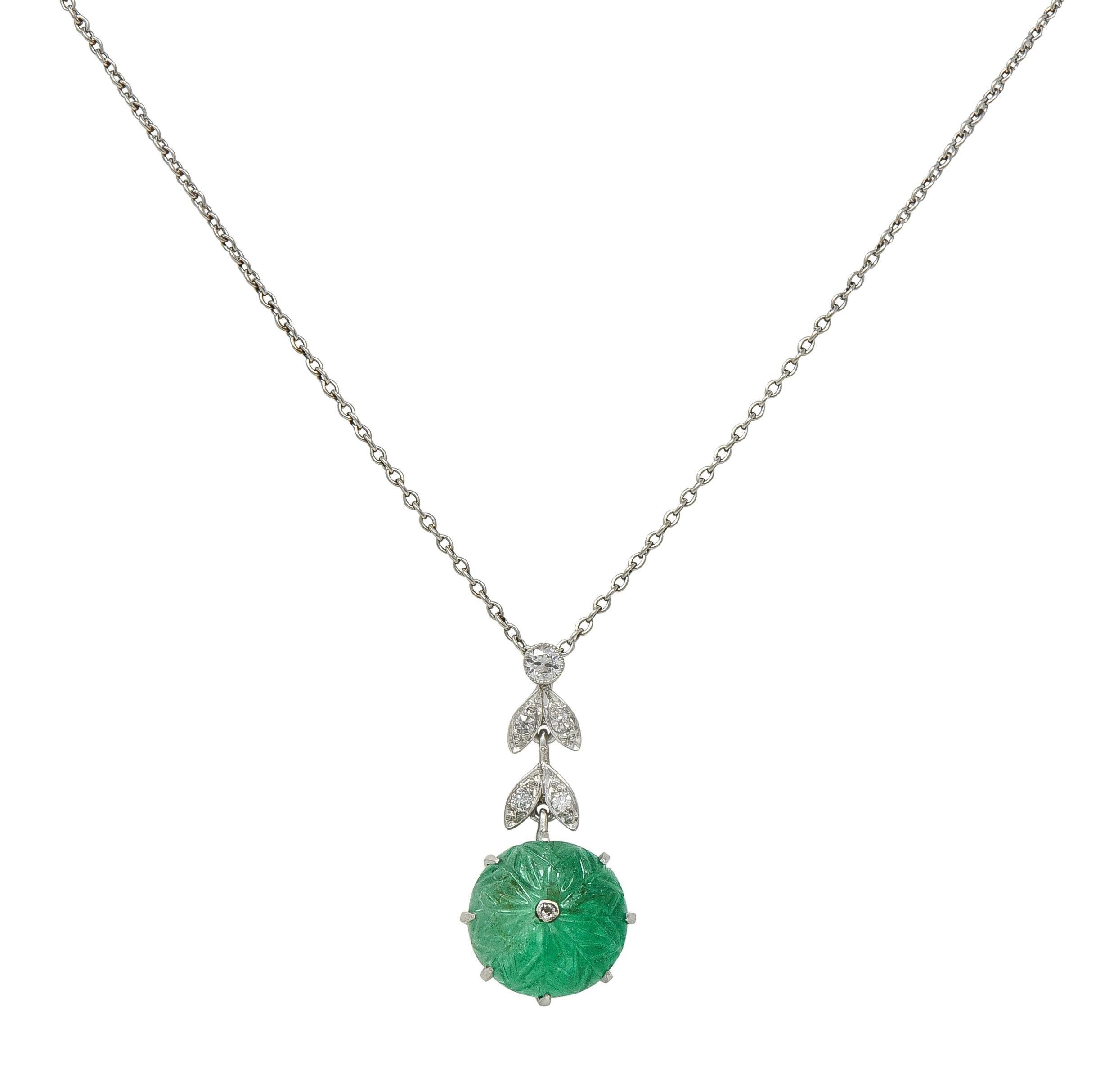 Taille cabochon Art Déco Marcus & Co. Collier de gouttes d'émeraude, de diamant et de platine, à motif floral en vente