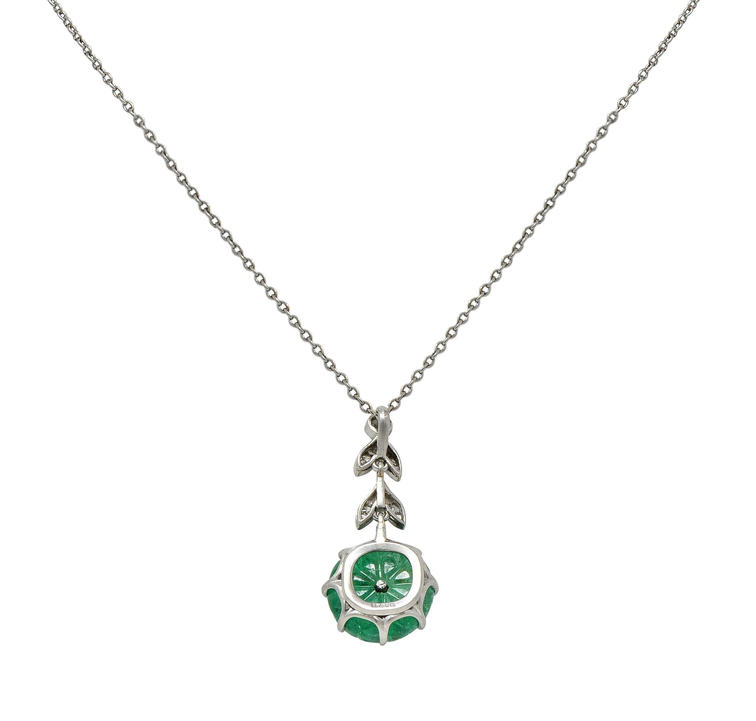 Art Déco Marcus & Co. Collier de gouttes d'émeraude, de diamant et de platine, à motif floral Pour femmes en vente