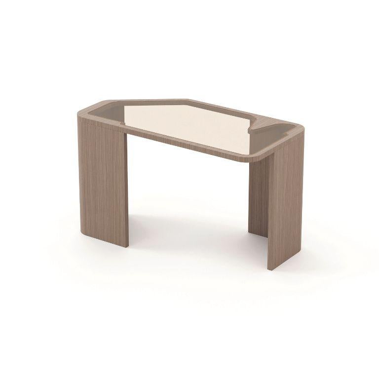 Un design sontuoso realizzato per chi è in grado di apprezzarlo. Celebrando la bellezza dell'arte geometrica, questo comodino presenta un design asimmetrico che conferisce un aspetto non convenzionale a questo mobile essenziale.
Pieno di vita e di