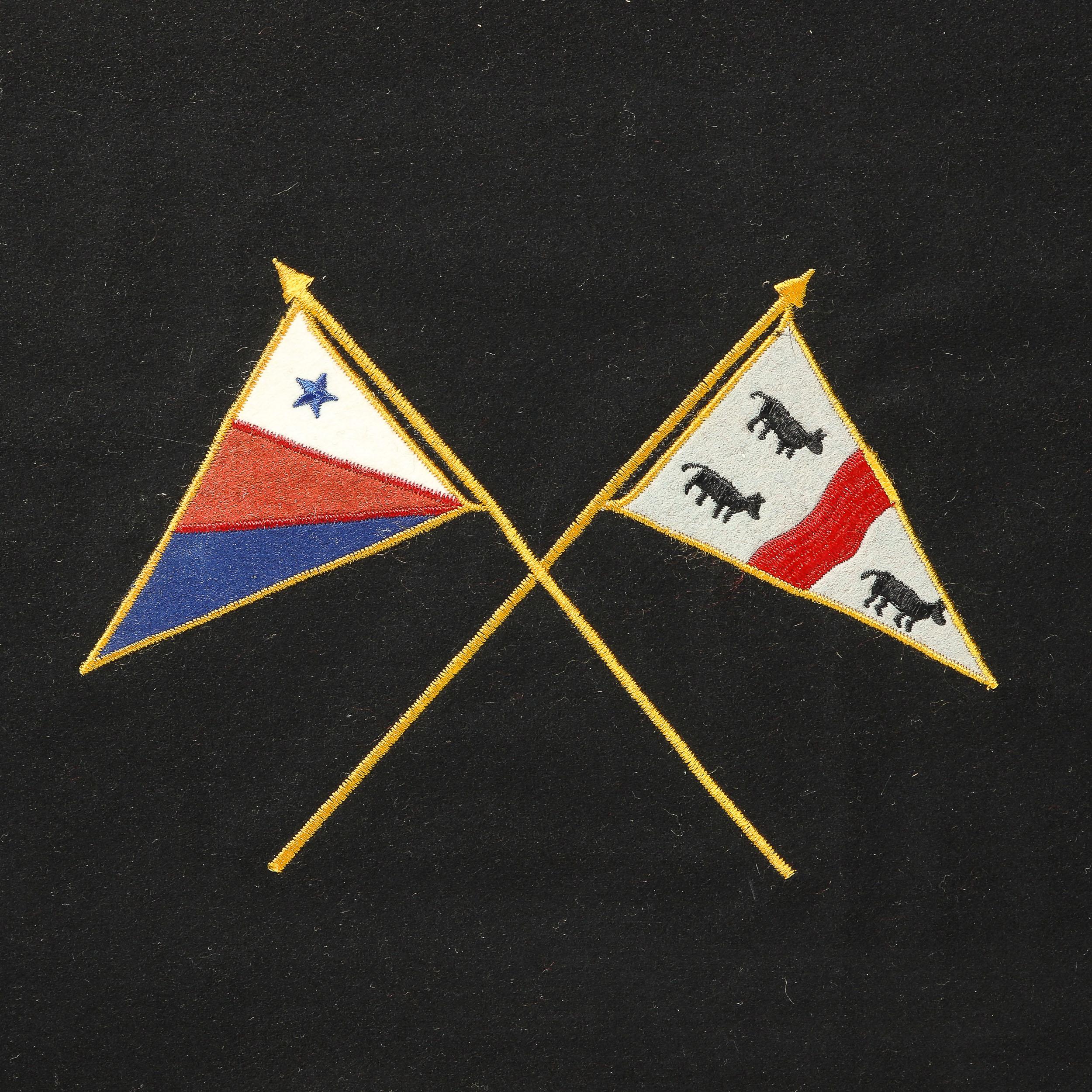 Plateau de service Art Déco en noyer maritime avec drapeau brodé et détails en laiton en vente 3