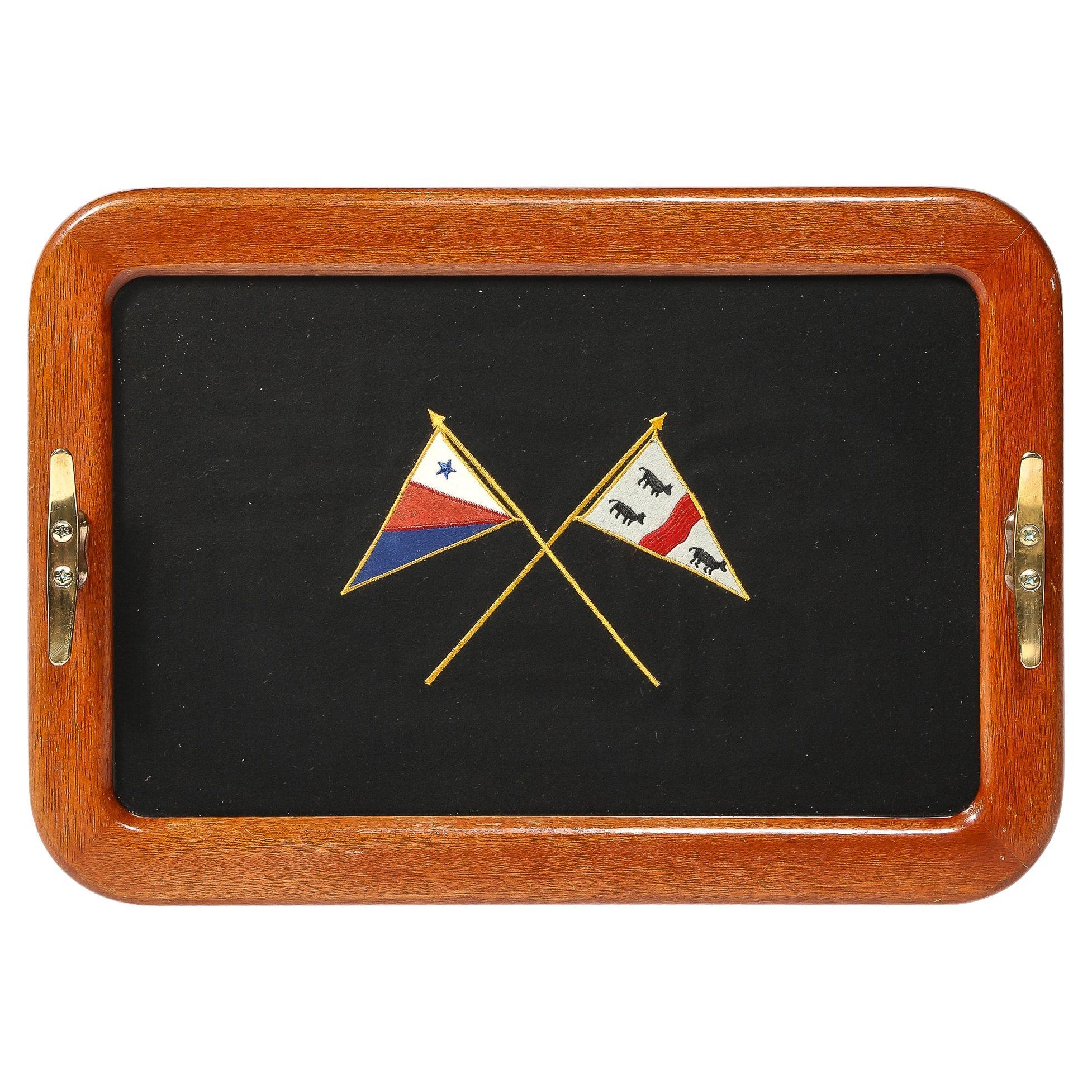 Art-Déco-Serviertablett aus maritimen Nussbaumholz mit bestickter Flagge und Messingdetails