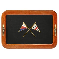 Art-Déco-Serviertablett aus maritimen Nussbaumholz mit bestickter Flagge und Messingdetails