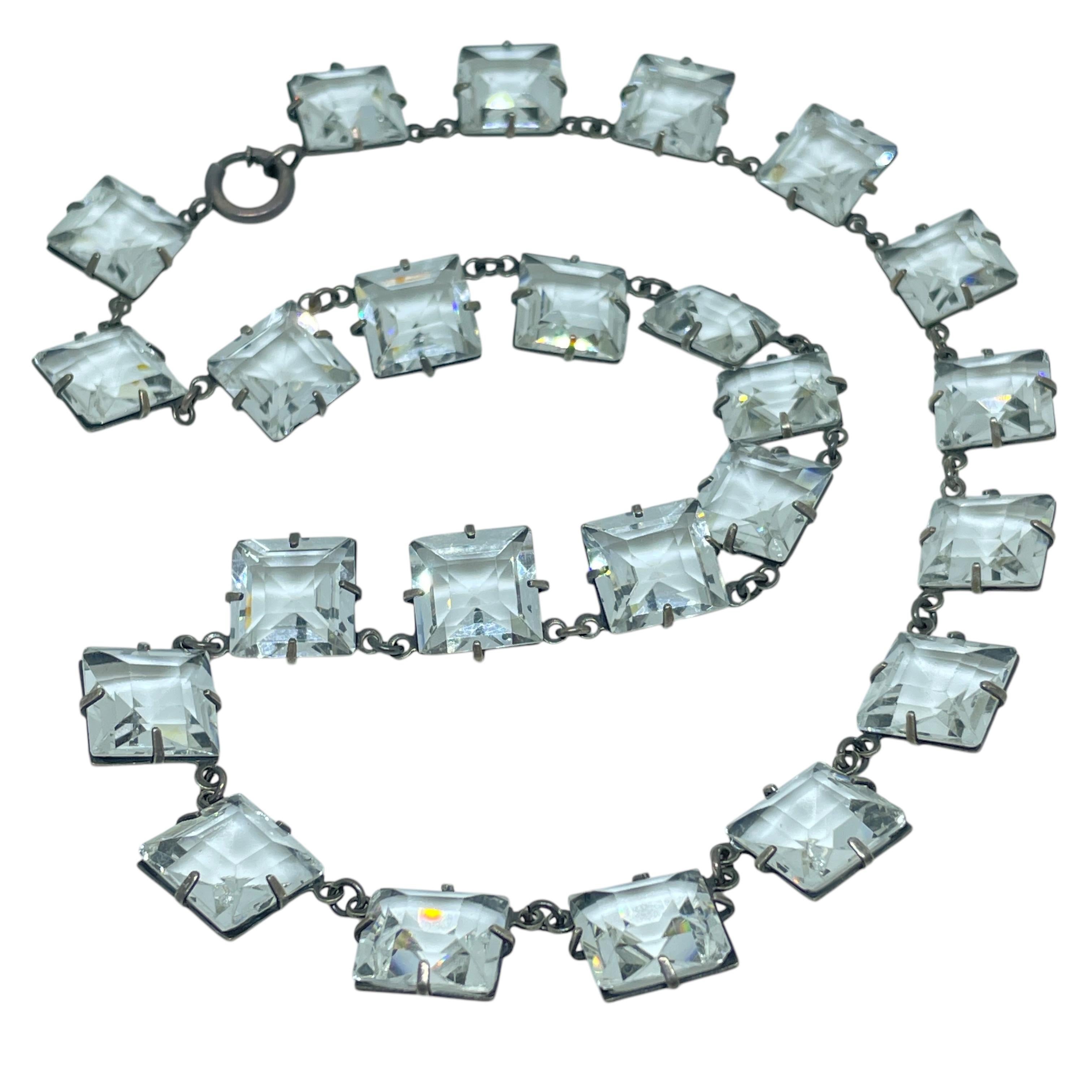 DETTAGLI

- marcato STERLING

- vetro

- COLLANA DI VETRO APERTA CON INCASTONATURA A REBBI DELL'EPOCA ART DECO 

MISURE

-

CONDIZIONE

- ottime condizioni vintage con minimi segni di usura

Sku 51

❤️❤️ GIOIELLI VINTAGE DI DESIGN ❤️❤️

❤️❤️