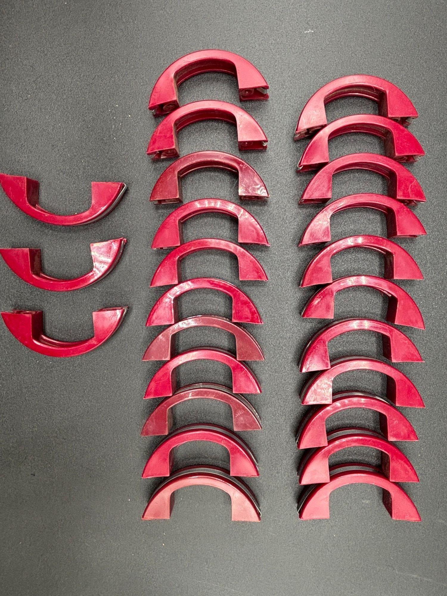 Poignées de tiroir Catalin/Bakelite rouge marron Art Déco avec bande chromée, lot de 25 en vente 6