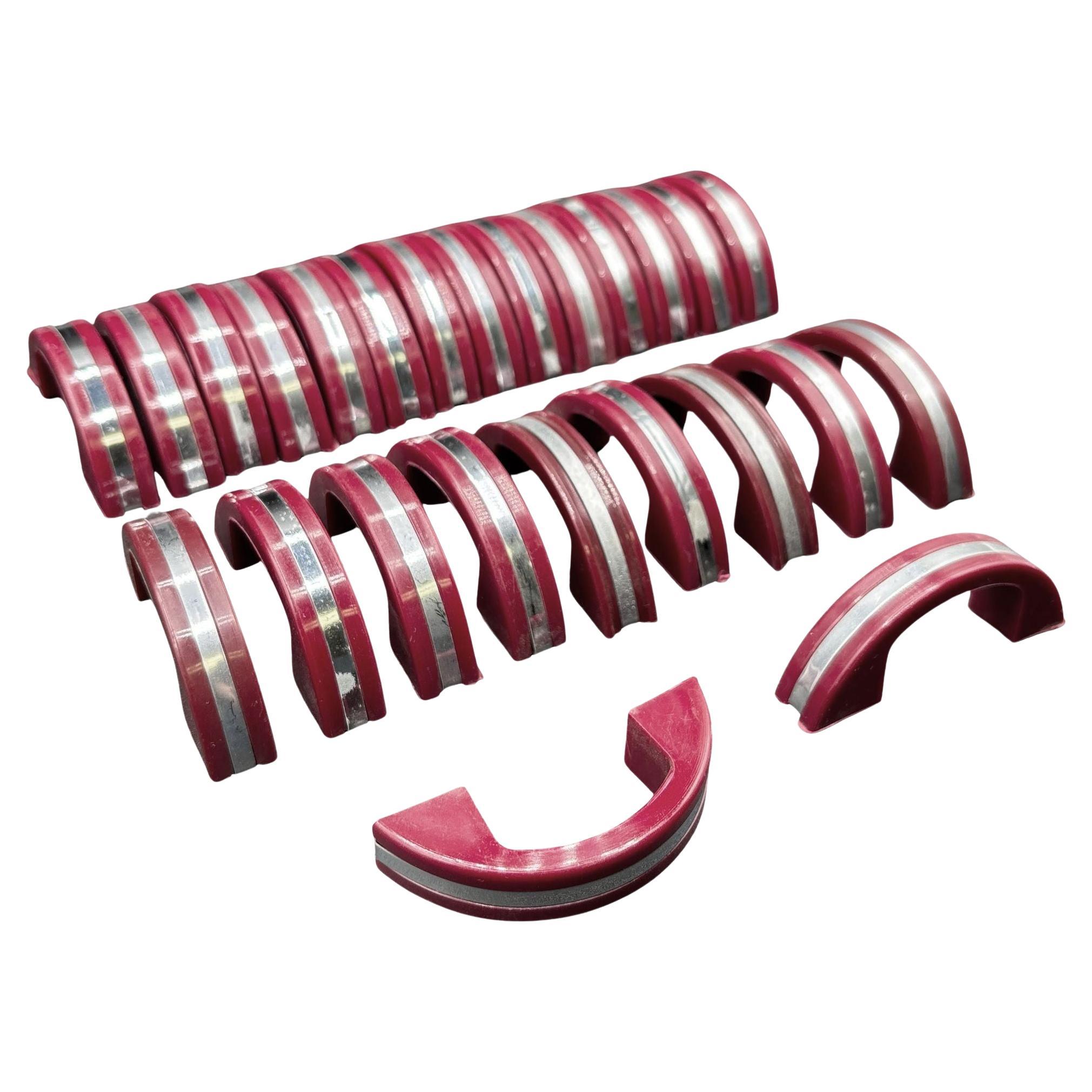 Art Deco Maroon Rot Catalin/Bakelite Schubladengriffe mit Chromstreifen mit Chromstreifen, Set von 25 Stück