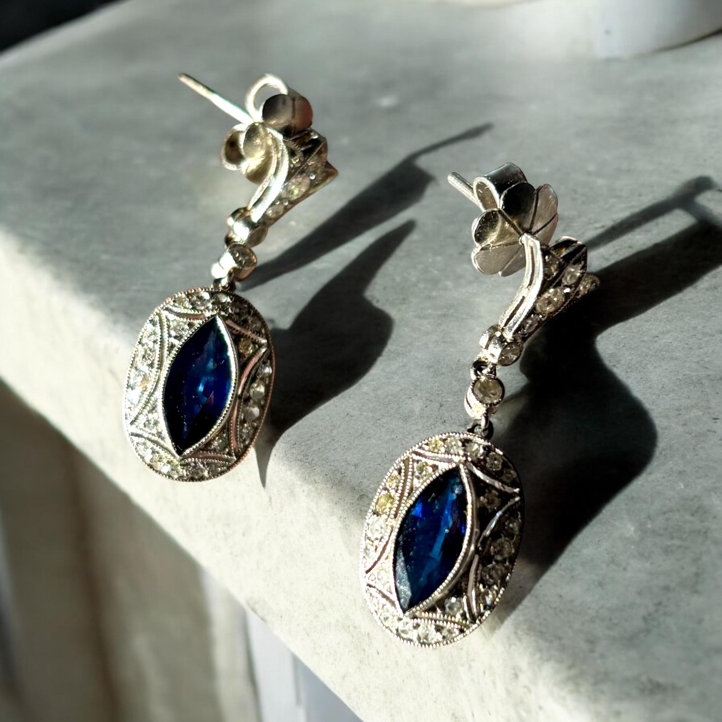 Art Deco Marquise Blauer Saphir und Diamant-Tropfen-Ohrringe Ca. 1925 im Angebot 4