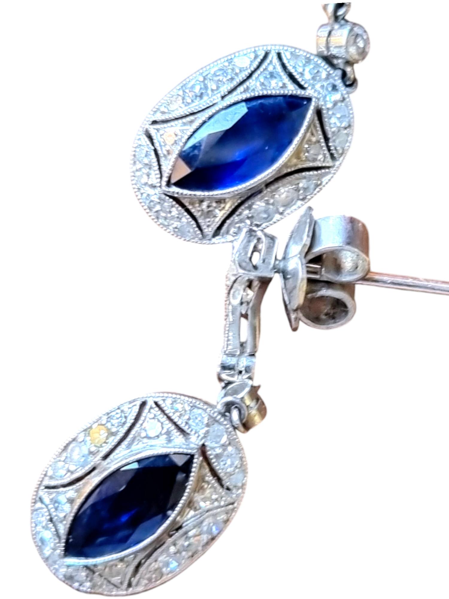 Art Deco Marquise Blauer Saphir und Diamant-Tropfen-Ohrringe Ca. 1925
Ein passendes Paar Ohrringe, jeweils mit einem marquise Form Saphir in einem offenen Rücken Rubover Einstellung, zwei insgesamt mit einem kombinierten Gewicht von ca. 2,20 Karat,