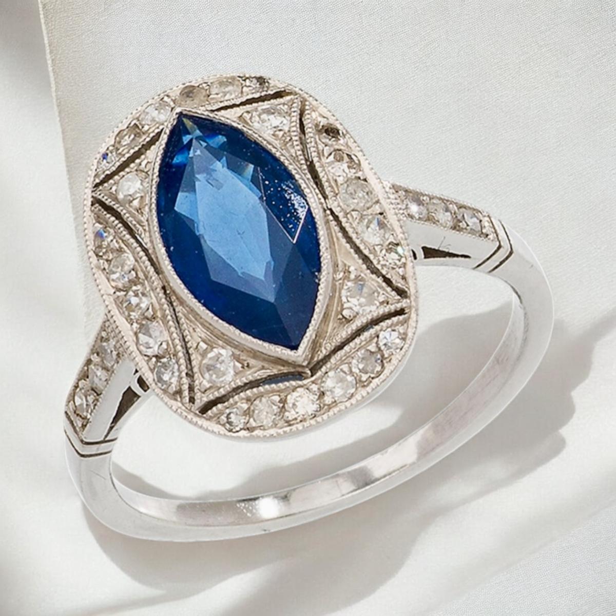 Art Deco Marquise Blue Sapphire and Diamond Ring  mounted in Platinum In Good Condition For Sale In OVIEDO, AS