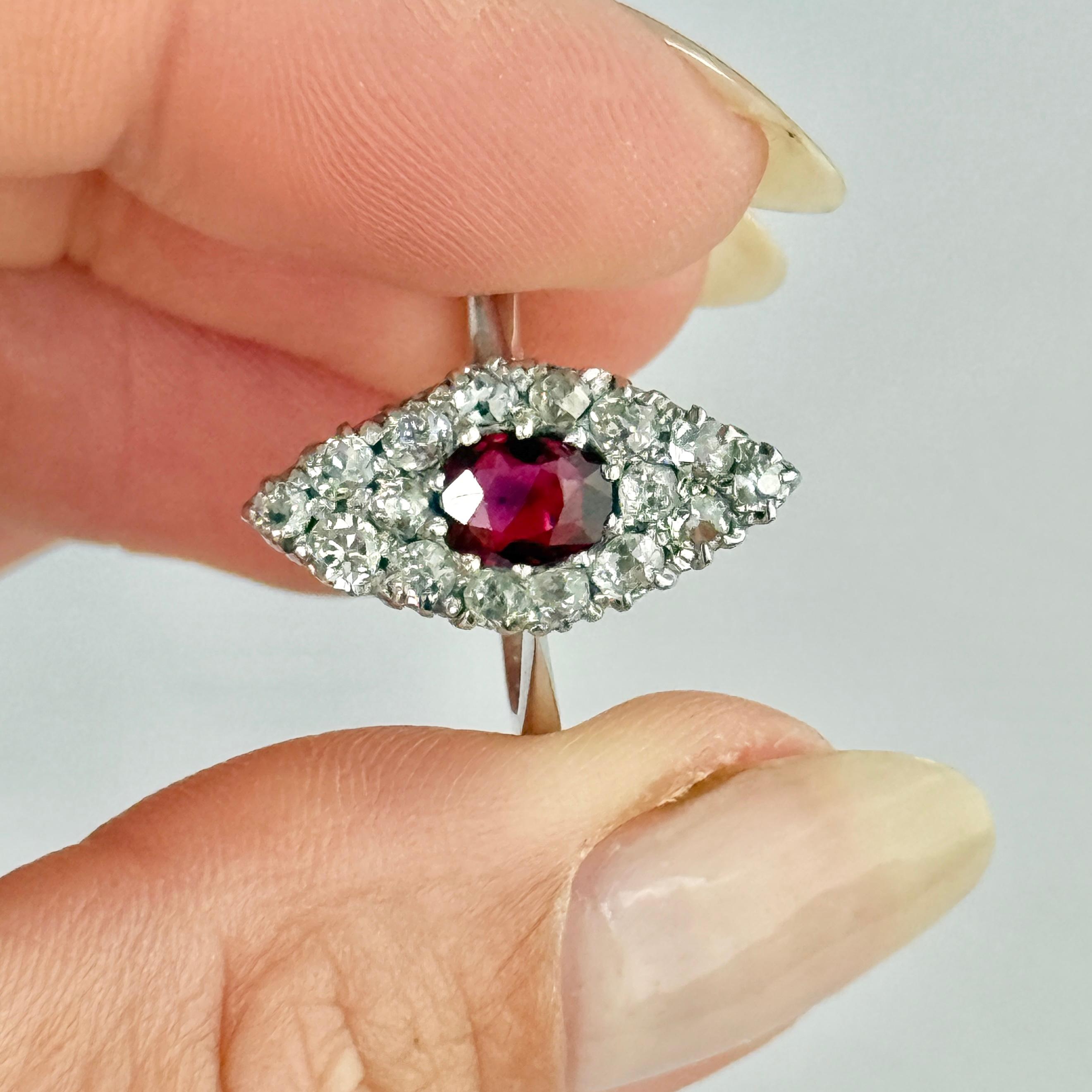 Cette merveille absolue contient environ 54pts au total de diamants étincelants ! Ils ont un éclat merveilleux. Le rubis au centre mesure 60pts. Cette bague de belle forme est une belle pièce d'apparat ! 

Taille de la bague : K ou 5 1/4
Dimensions