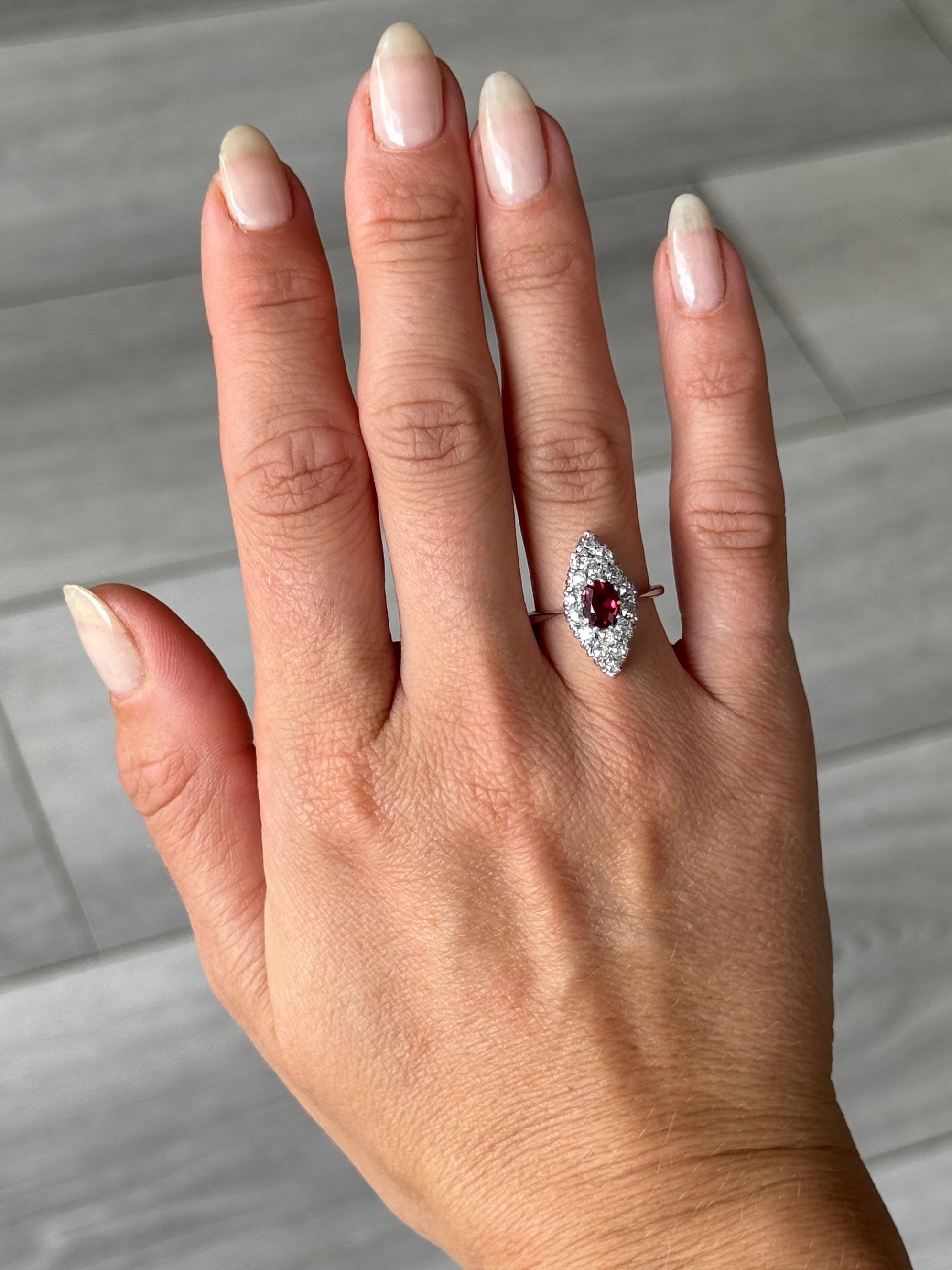 Art déco Bague Art Déco en or blanc 18 carats avec diamant et rubis en forme de marquise en vente