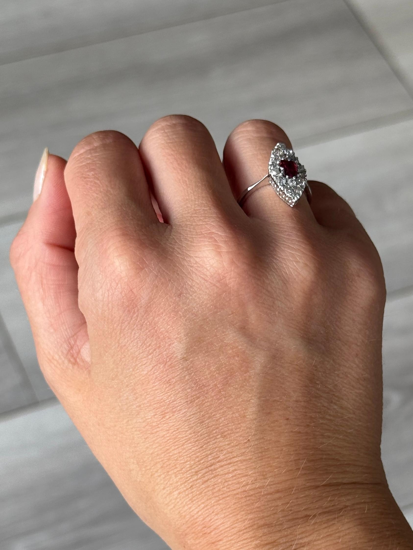 Taille ronde Bague Art Déco en or blanc 18 carats avec diamant et rubis en forme de marquise en vente