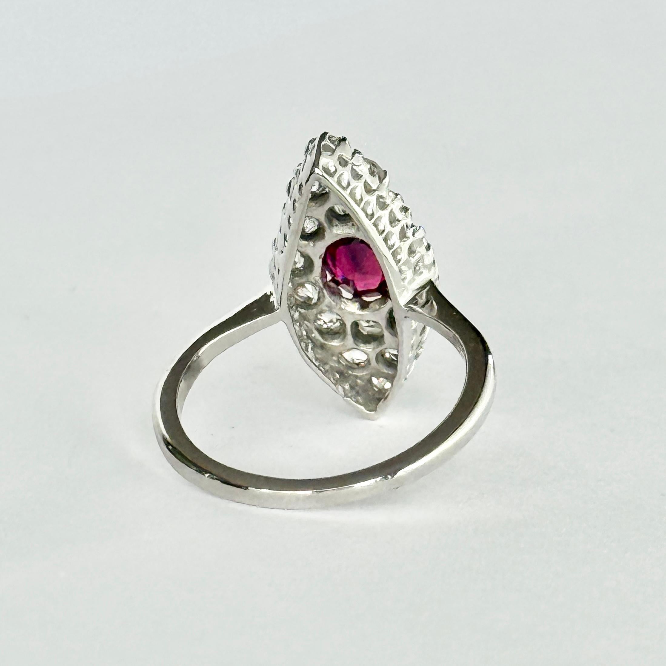 Bague Art Déco en or blanc 18 carats avec diamant et rubis en forme de marquise Bon état - En vente à Chipping Campden, GB