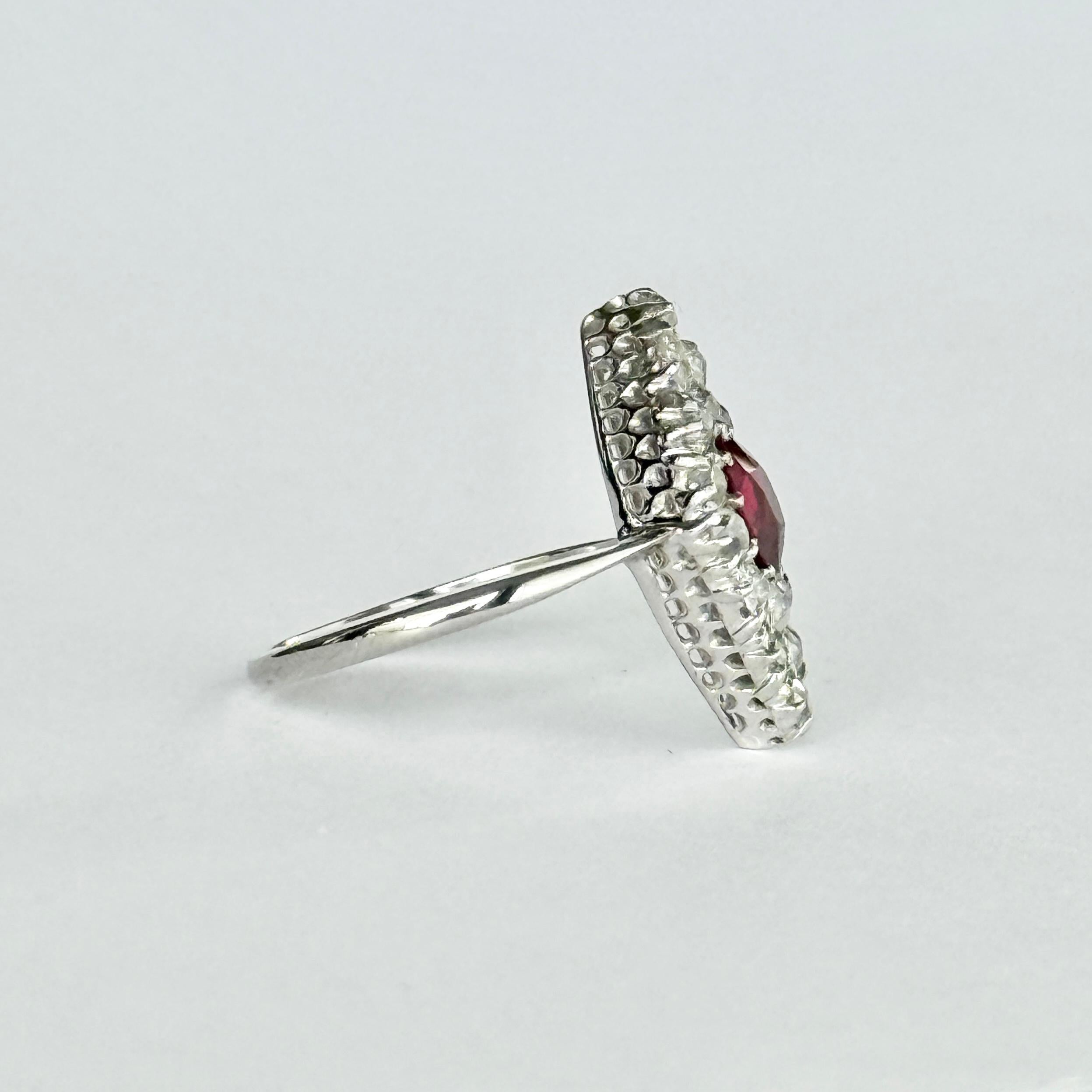 Bague Art Déco en or blanc 18 carats avec diamant et rubis en forme de marquise Pour femmes en vente