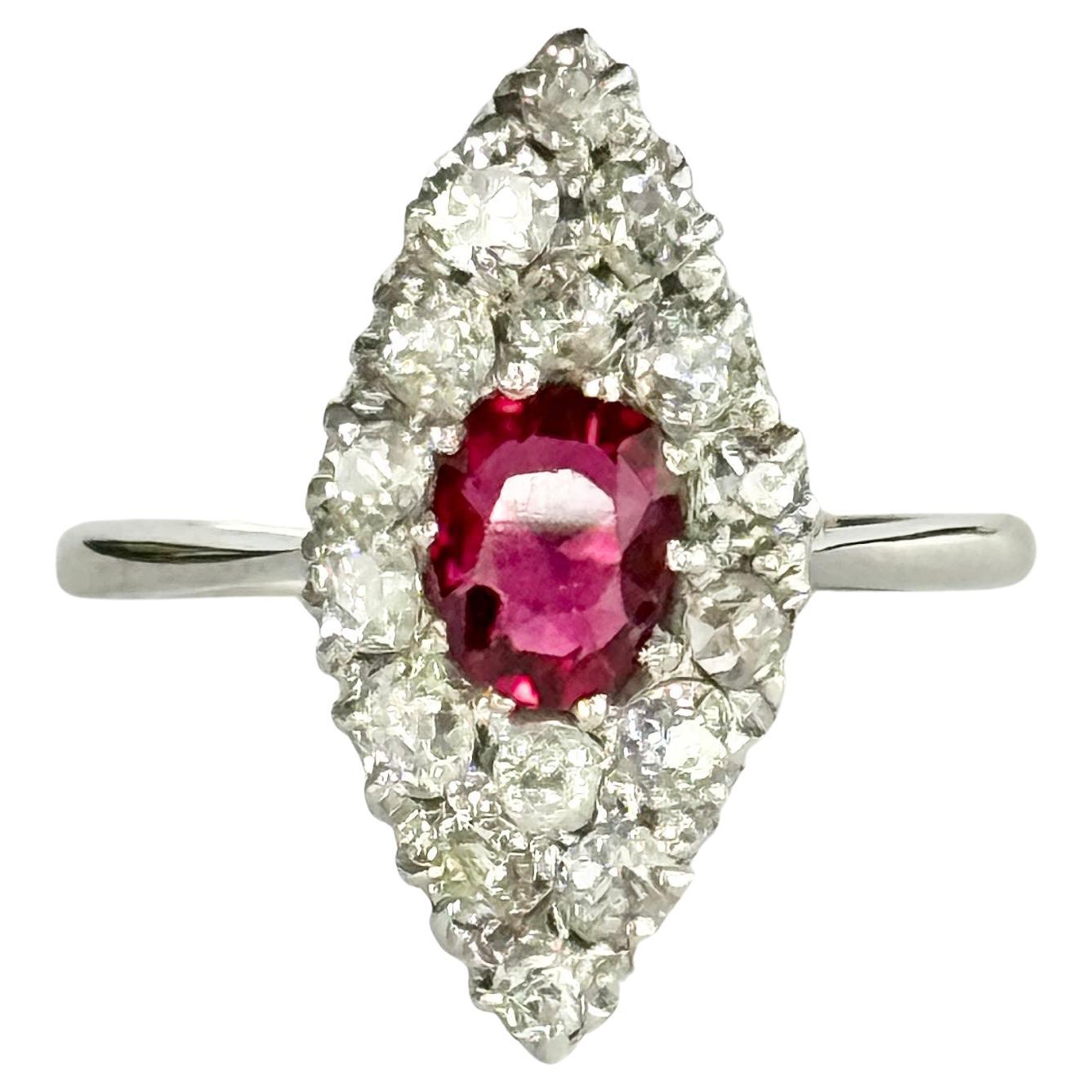 Bague Art Déco en or blanc 18 carats avec diamant et rubis en forme de marquise en vente