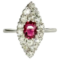 Bague Art Déco en or blanc 18 carats avec diamant et rubis en forme de marquise