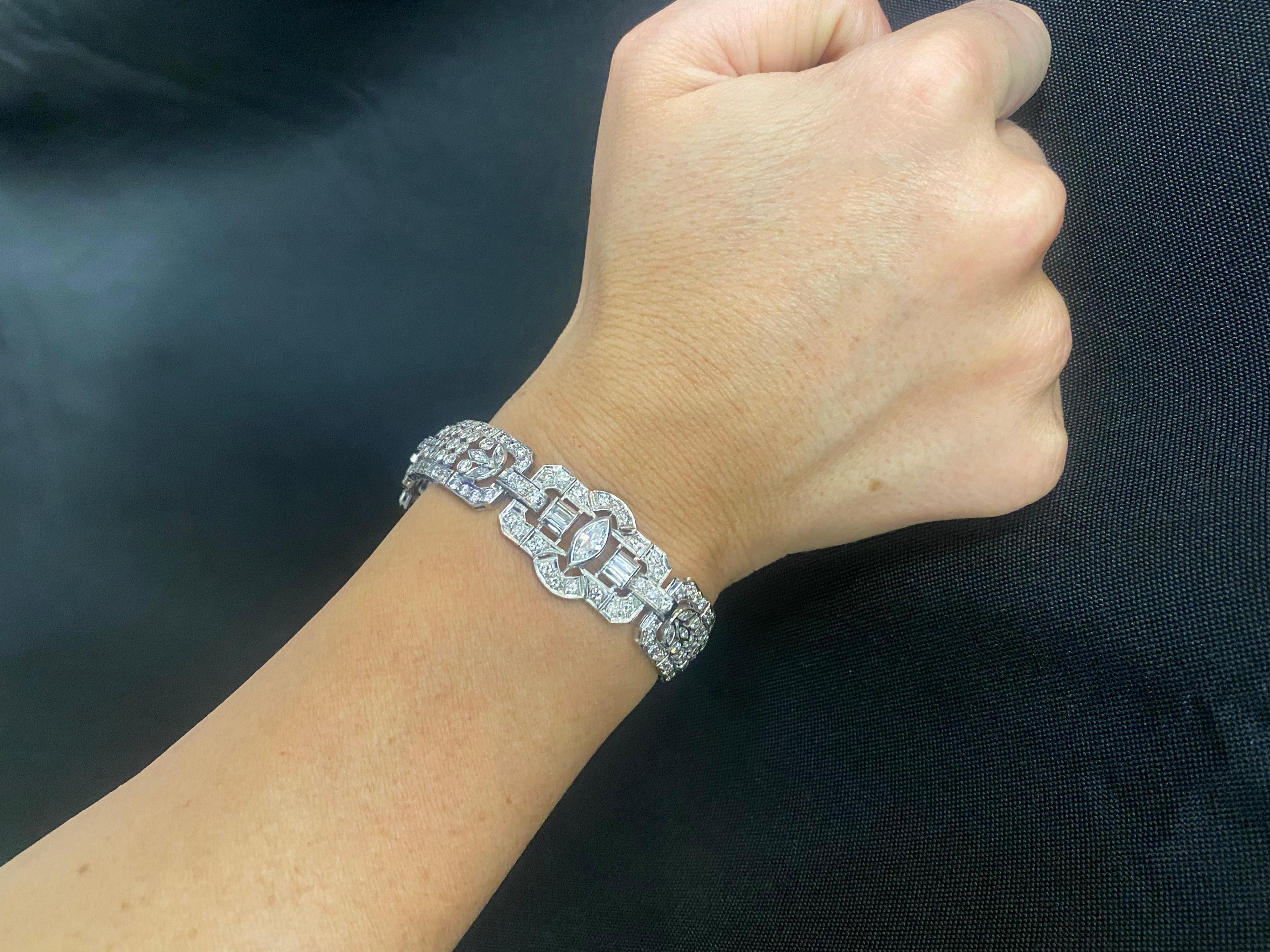 Art Deco Diamantarmband mit Marquise-Schliff.

Ein Armband mit 3 Diamanten im Marquise-Schliff in der Mitte, umgeben von runden, Baguette- und kleineren Marquise-Diamanten. Hergestellt um 1920

Gesamtkaratgewicht: etwa 15,60 Karat 
Gewicht des