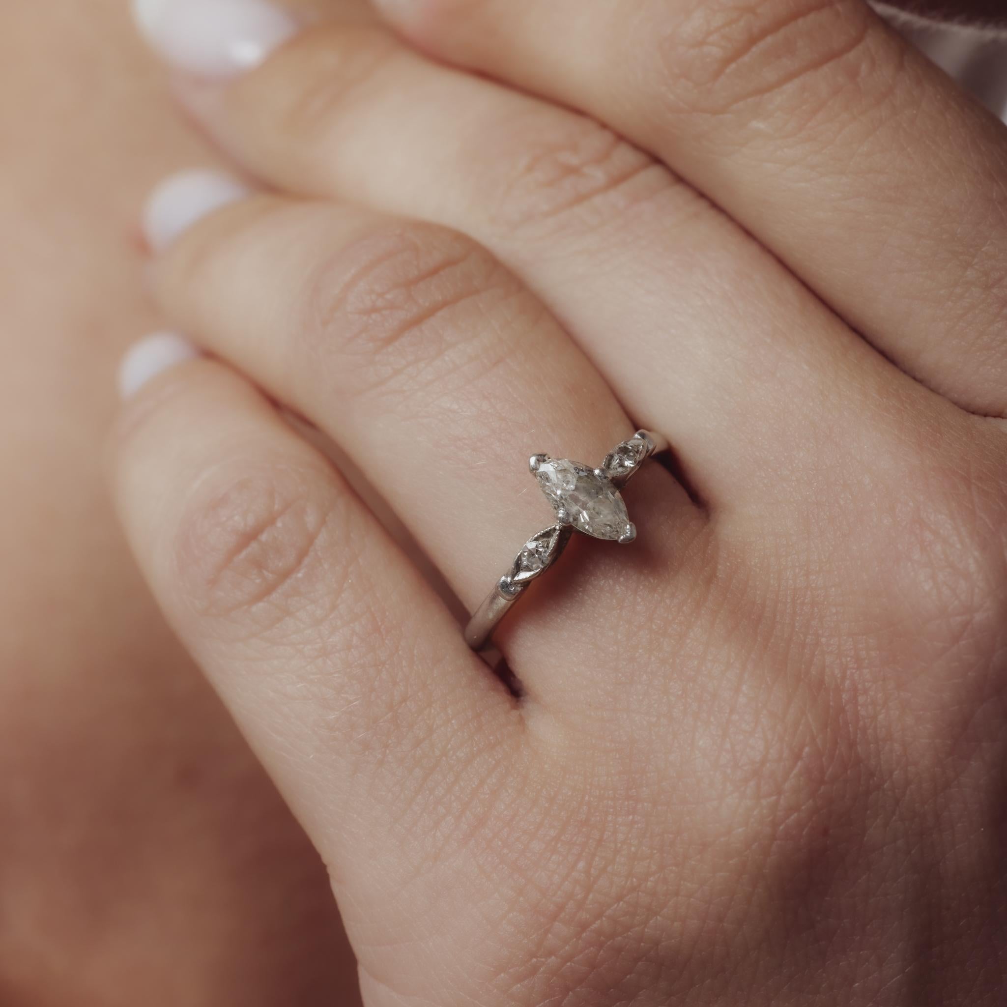 Bague de fiançailles en platine avec diamant marquise Art déco Bon état - En vente à Beverly Hills, CA