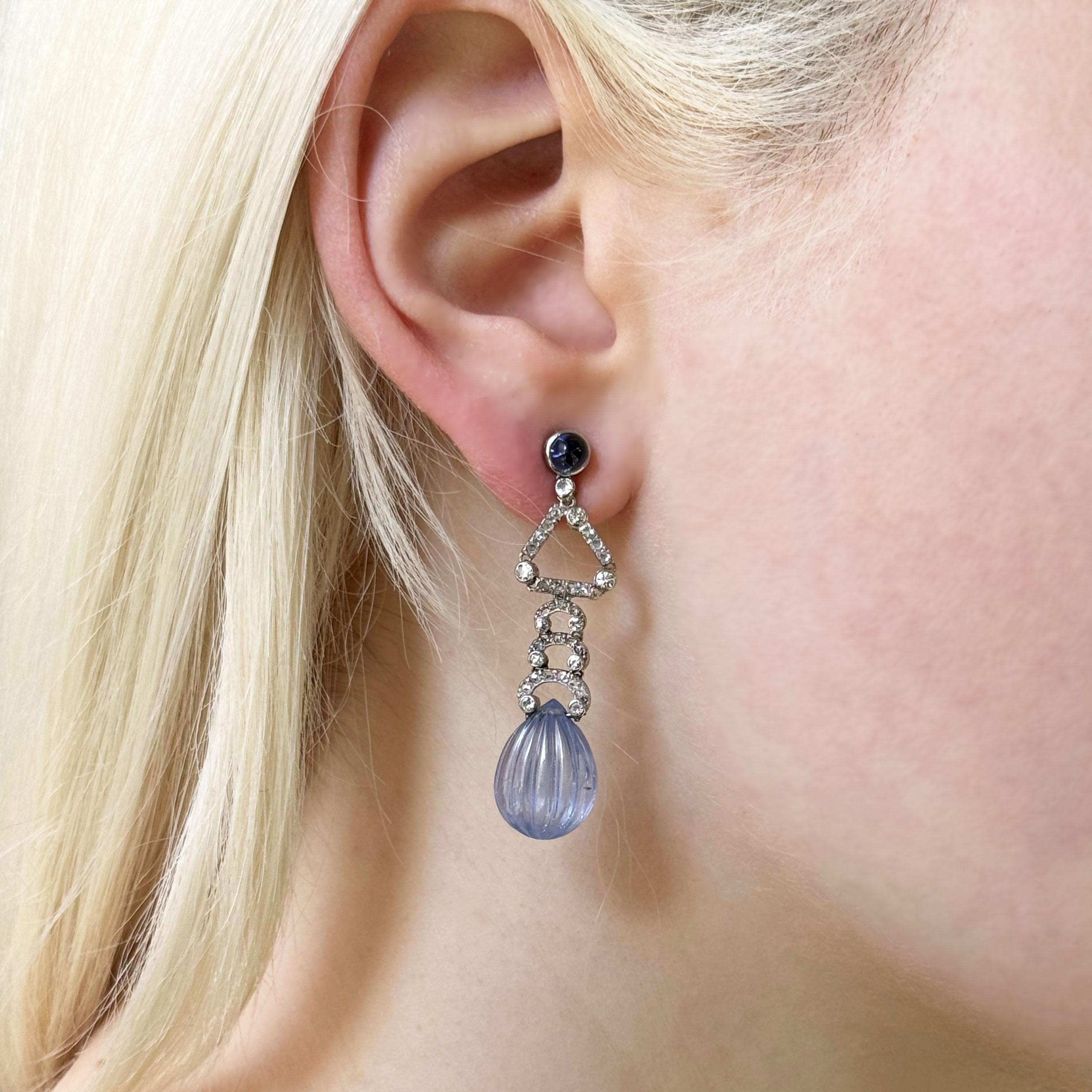 Paire de boucles d'oreilles Art déco en saphir et diamant, par Marzo, avec des sommets sertis de saphirs taillés en cabochon, en serti frotté et des gouttes de saphir de Ceylan taillé en pastèque, avec des triangles ouverts sous les sommets en