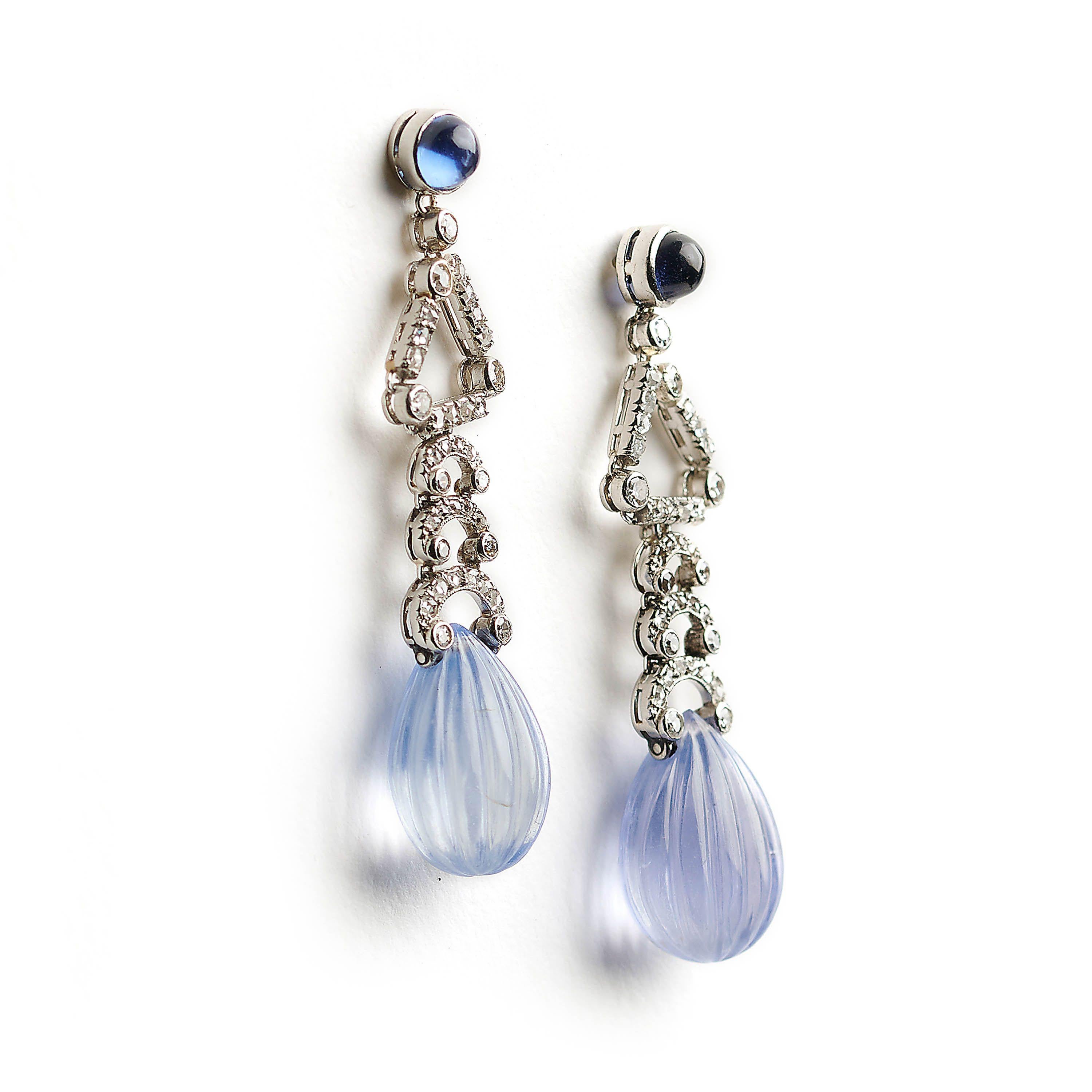 Taille cabochon Boucles d'oreilles pendantes Art déco Marzo en saphir et diamants, vers 1930 en vente