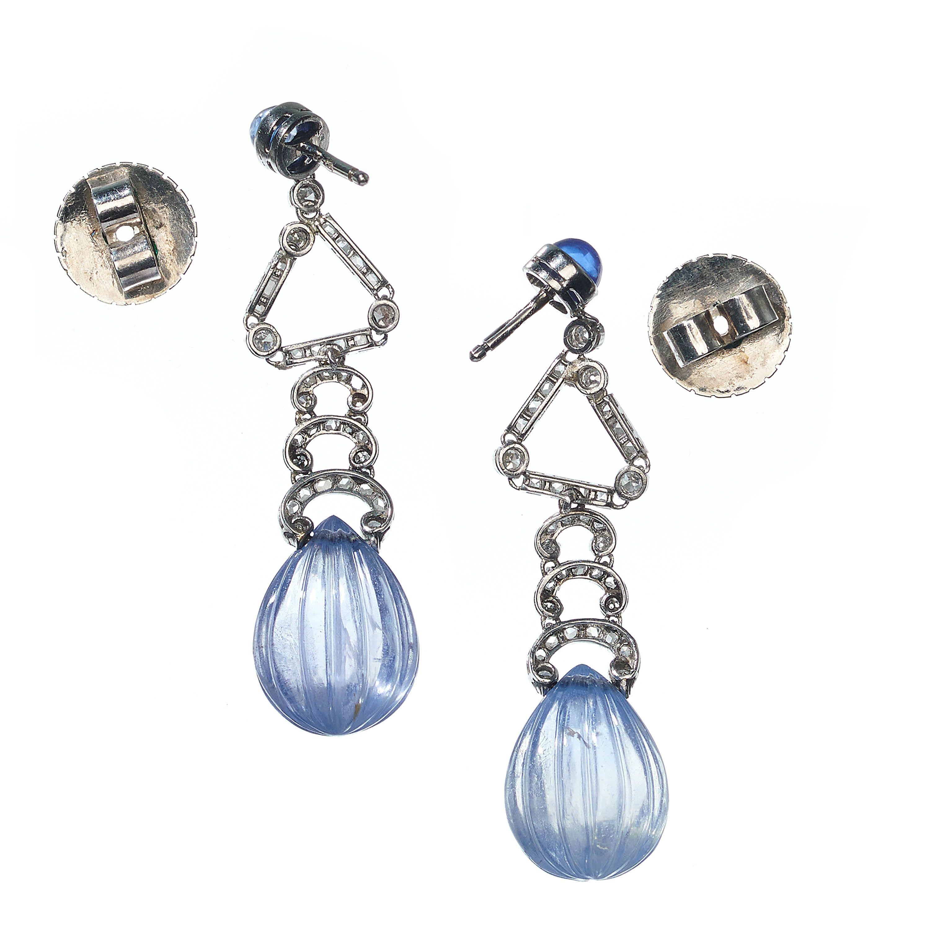 Cabochon Orecchini a goccia con zaffiro e diamanti in stile Art Deco Marzo, CIRCA 1930 in vendita