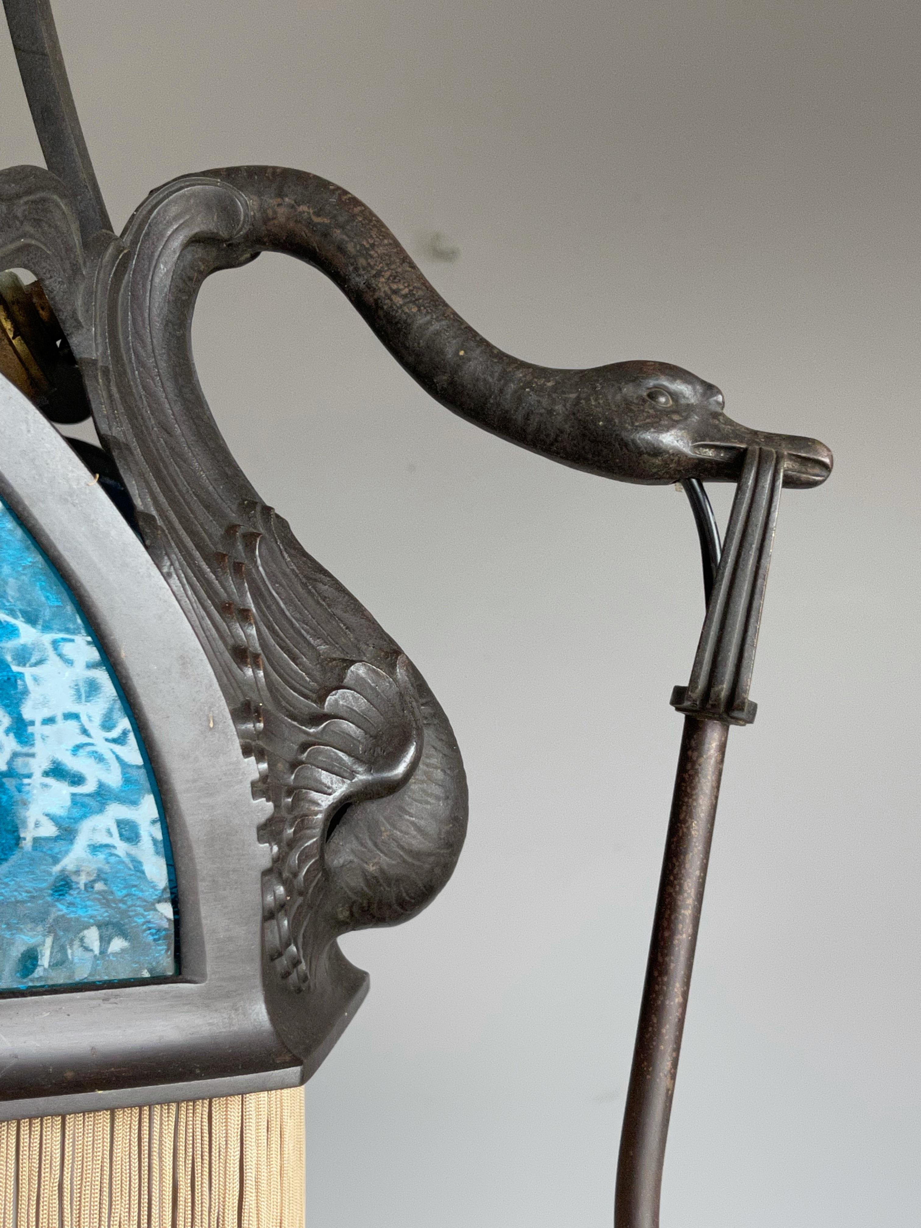 Capolavoro dell'Art Déco, lampadario in bronzo con. Splendide sculture di cigno nero, 1920 in vendita 4