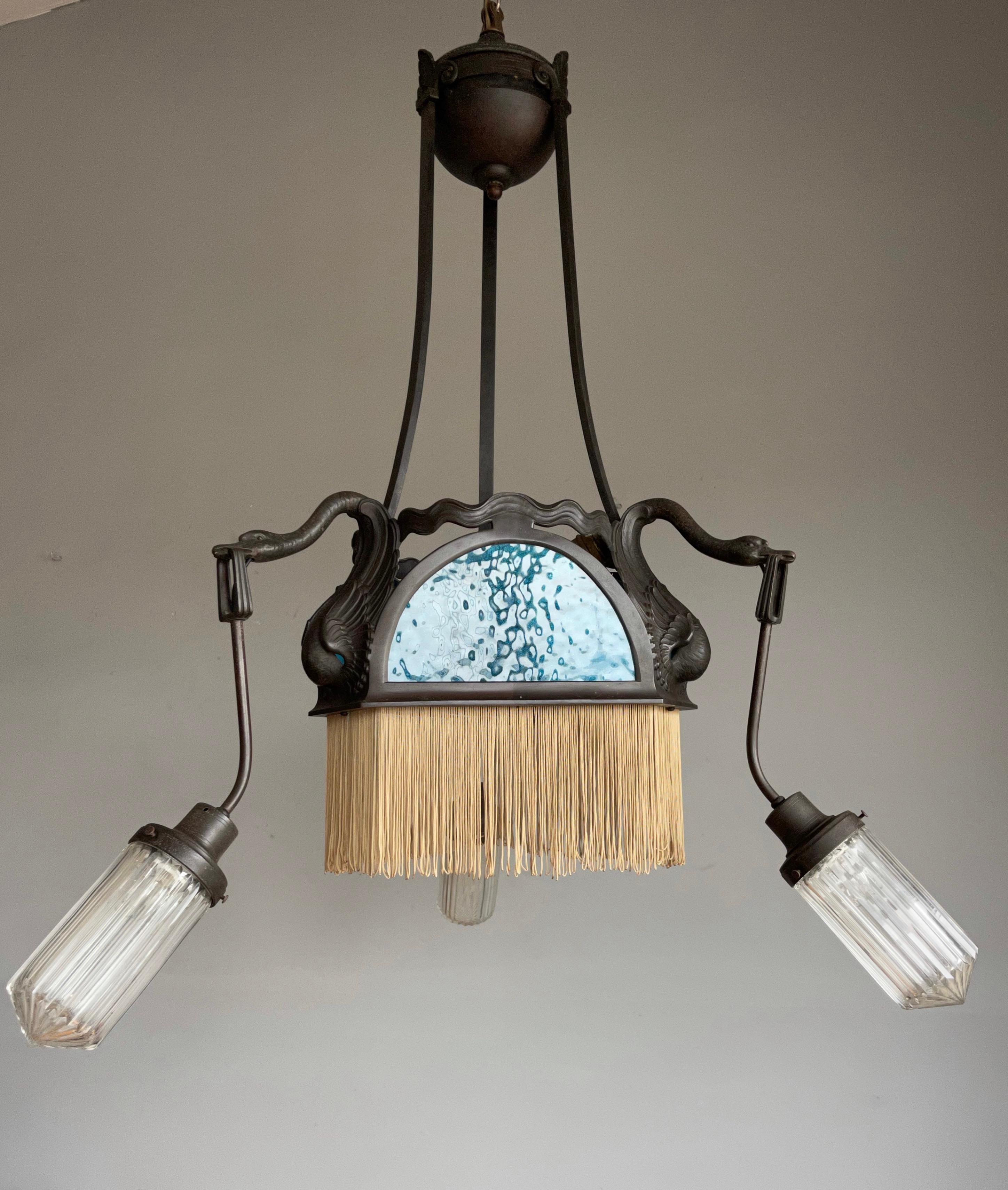 Splendido pendente a cinque luci in stile Art Déco con sculture di cigno in bronzo.

Se stai cercando un lampadario antico unico nel suo genere e davvero sorprendente per illuminare le tue giornate e le tue serate, allora questo lampadario unico