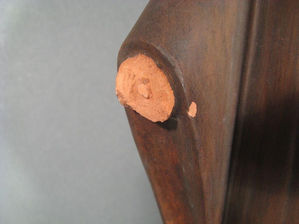Abraza la elegancia y la profundidad espiritual de la época Art Déco con esta excepcional escultura de terracota firmada 