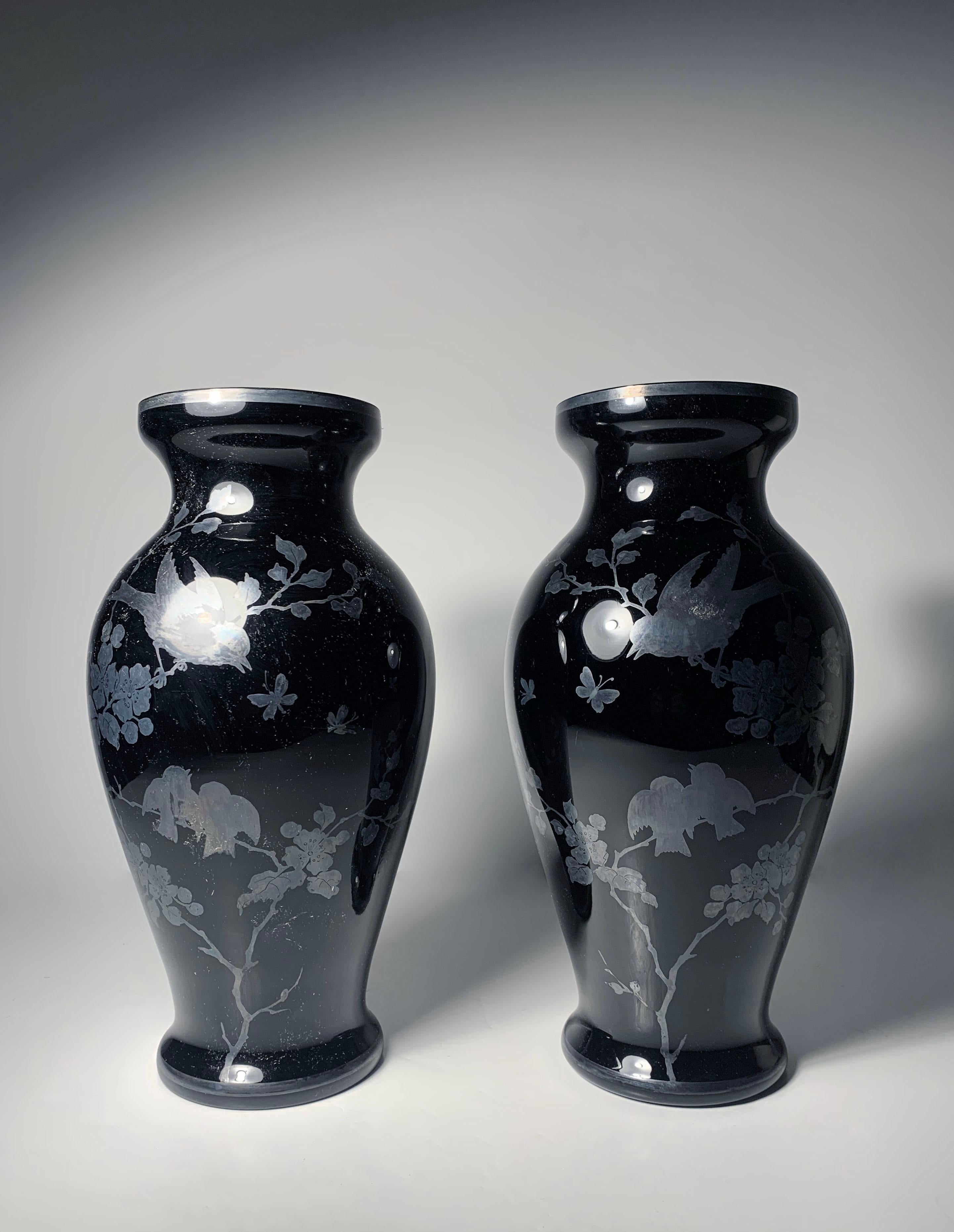 Paire de vases/lampes assortis Art Déco en verre tchèque avec oiseaux argentés

Il s'agit actuellement de vases, mais ils feraient une excellente paire de lampes compte tenu de leur forme. 