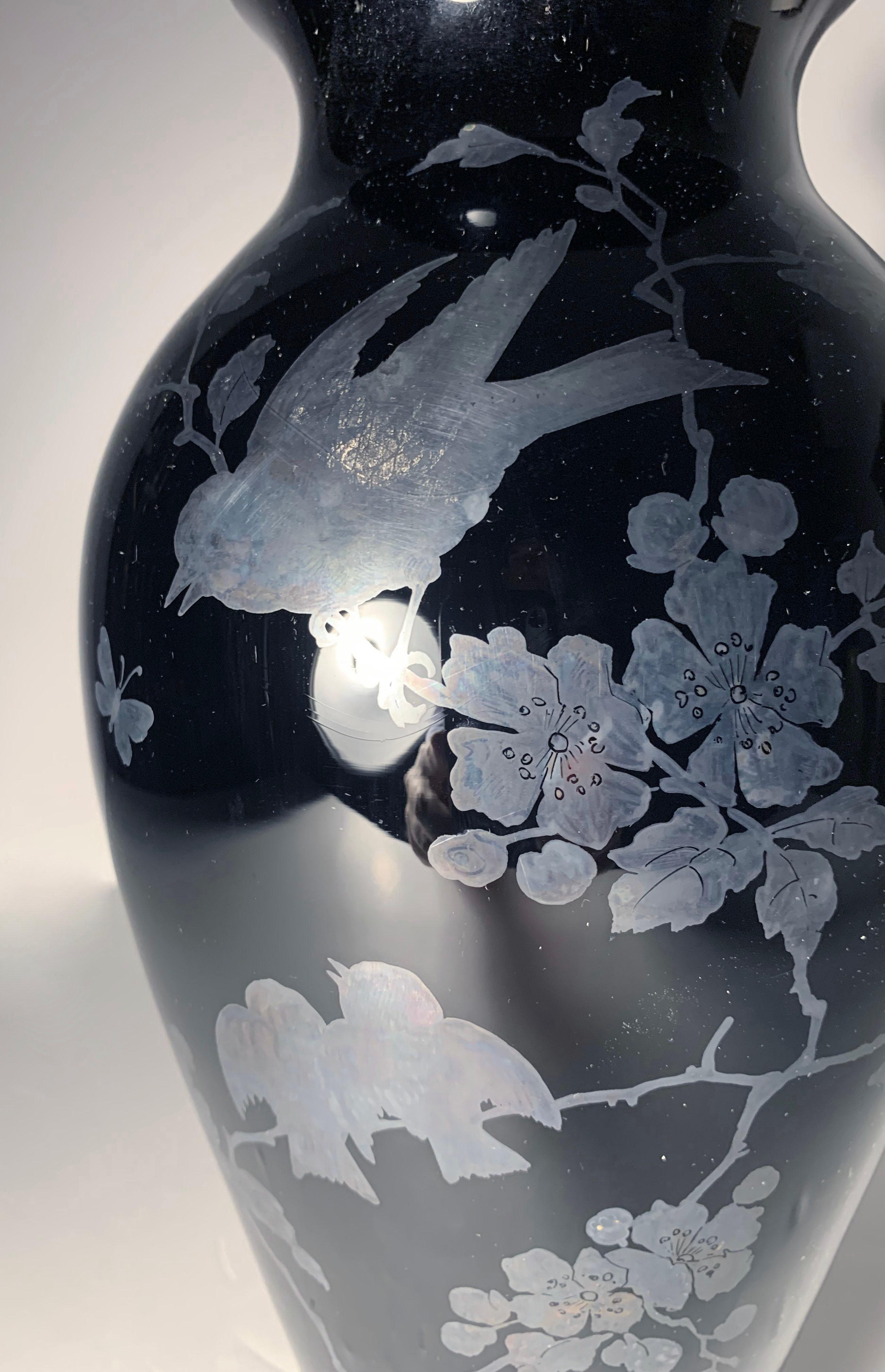 Tchèque Paire de vases/lampes assortis Art Déco en verre tchèque avec oiseaux argentés en vente
