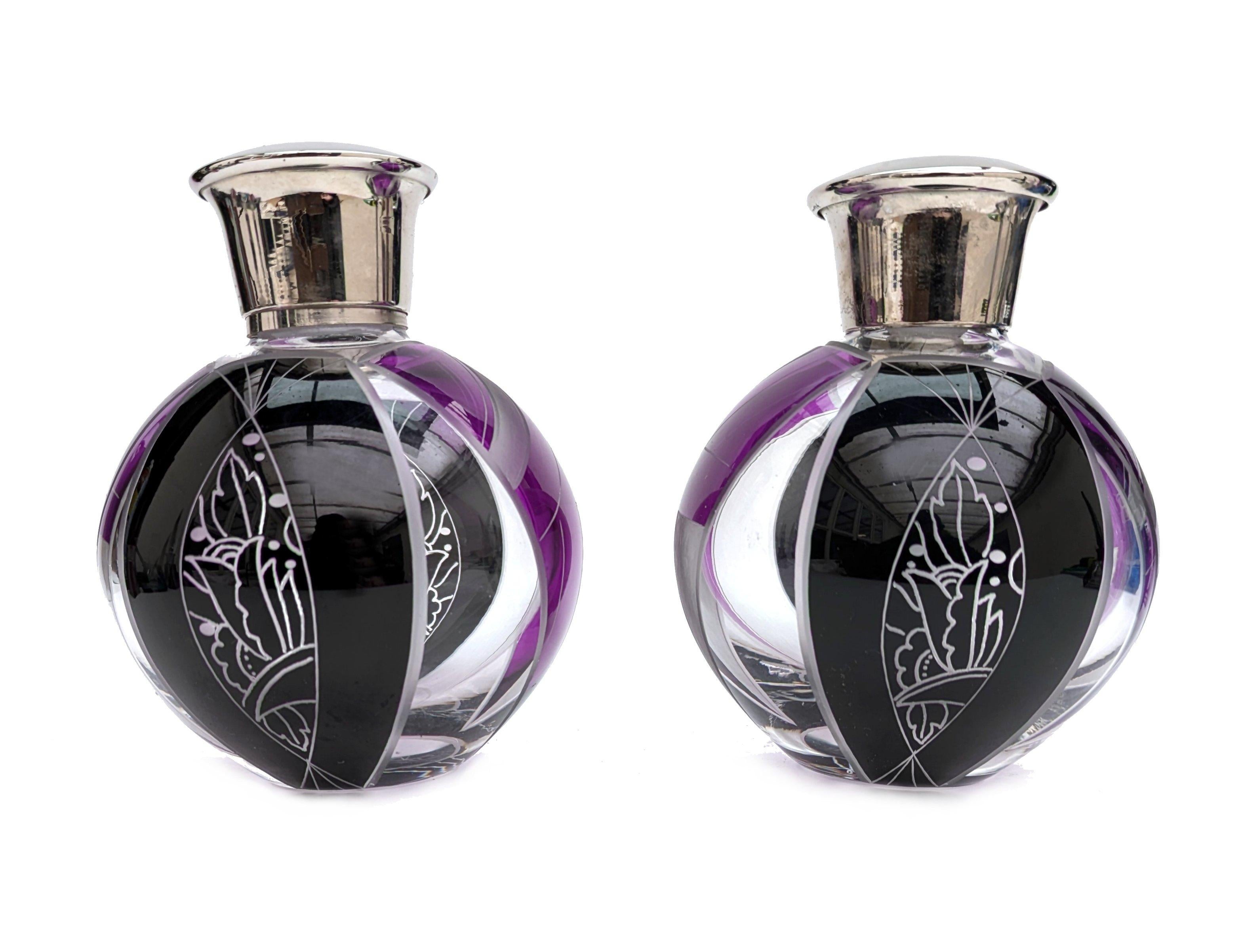 Estos grandes frascos de perfume Art Déco en forma de globo a juego, de Karl Palda, son un hallazgo muy raro. Absolutamente exquisita, cada ángulo y cada lado tiene un diseño diferente. Si quieres algo bonito en tu vida, ¡esto es para ti! De cristal