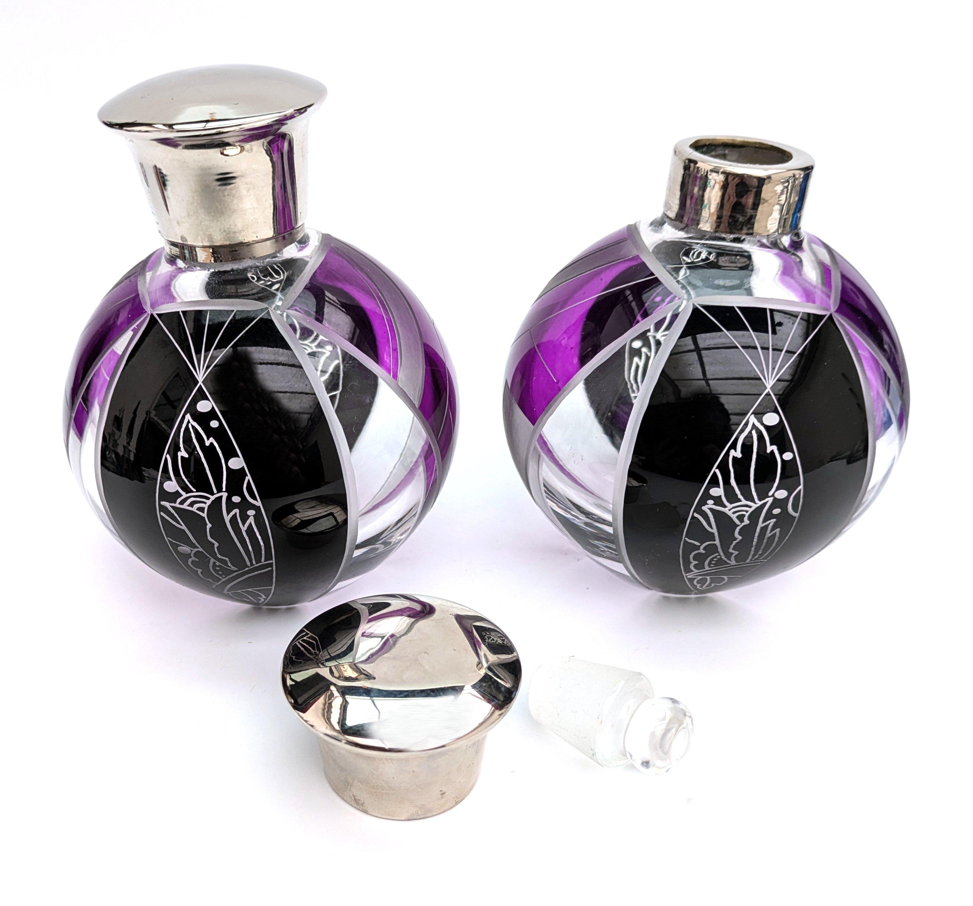 Frascos de perfume de globo a juego Art Déco de Karl Palda, hacia 1930 Vidrio en venta