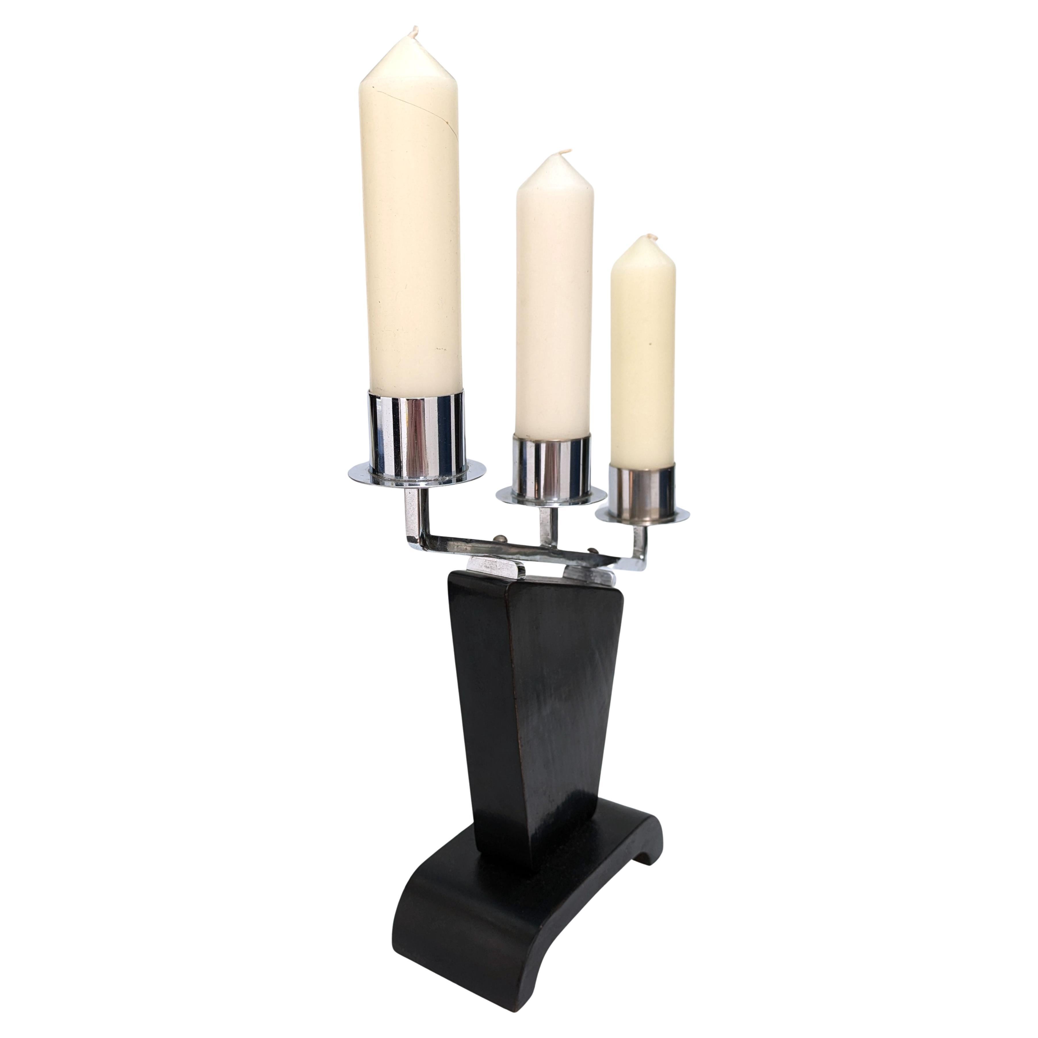 Preciosa pareja de candelabros escalonados clásicos Art Decó de 1930.
El estado del cromo es muy bueno, sin manchas antiestéticas, al igual que la madera ebonizada. Perfecto para añadir acentos clásicos y con clase a las mesas de comedor o