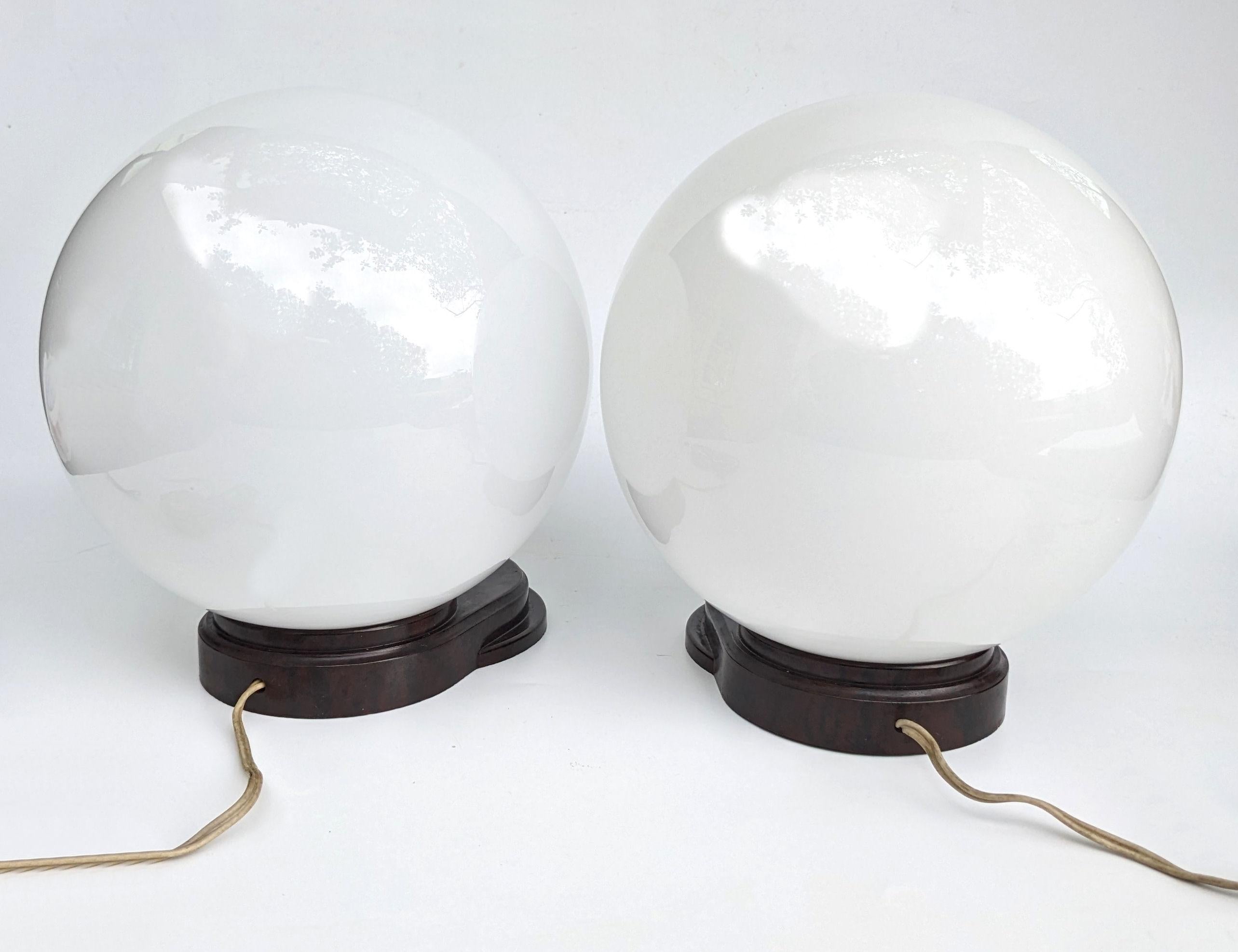 Acier Paire de lampes de table assorties Art Déco en bakélite moderniste, vers 1930 en vente