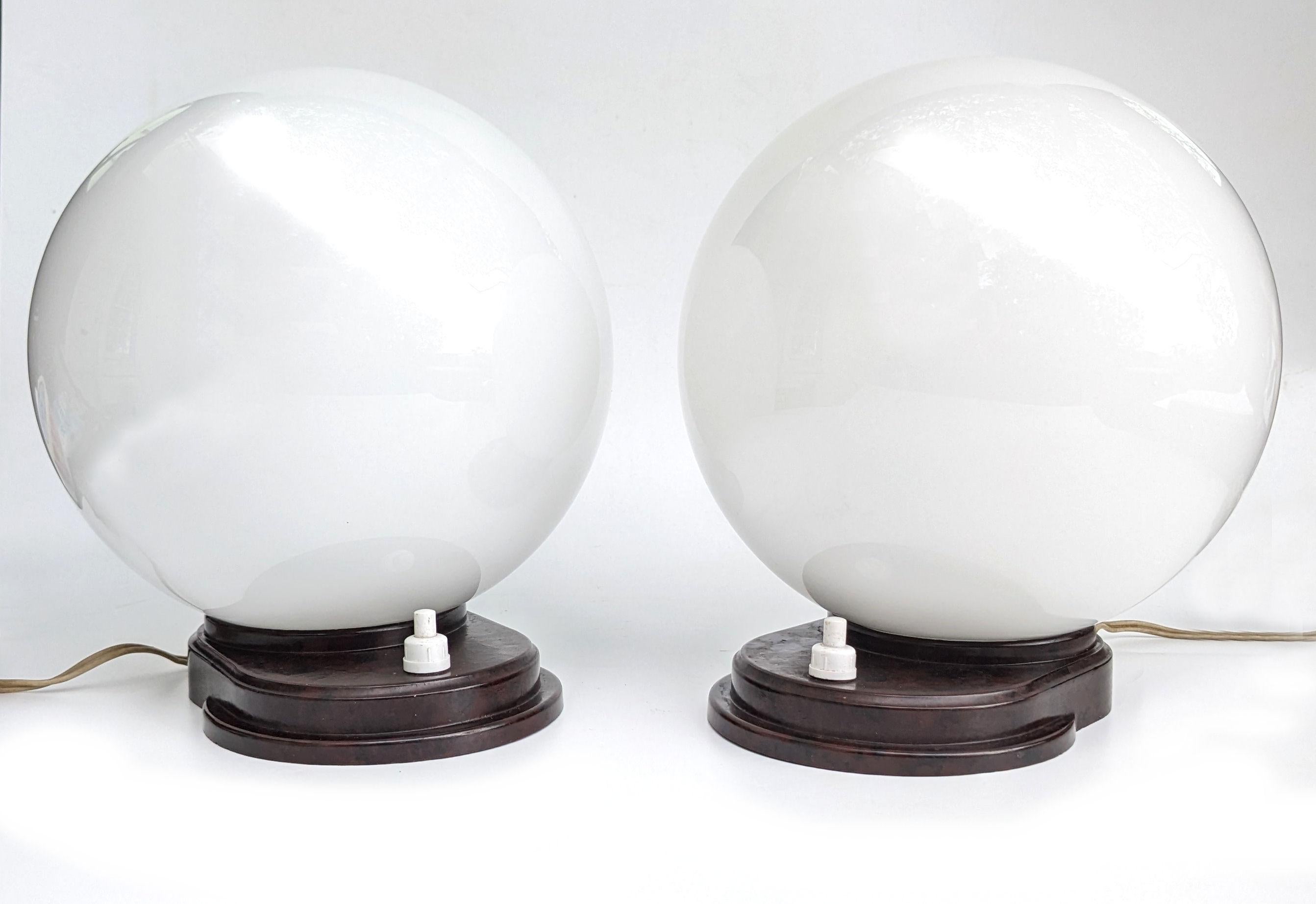 Paire de lampes de table assorties Art Déco en bakélite moderniste, vers 1930 en vente 1
