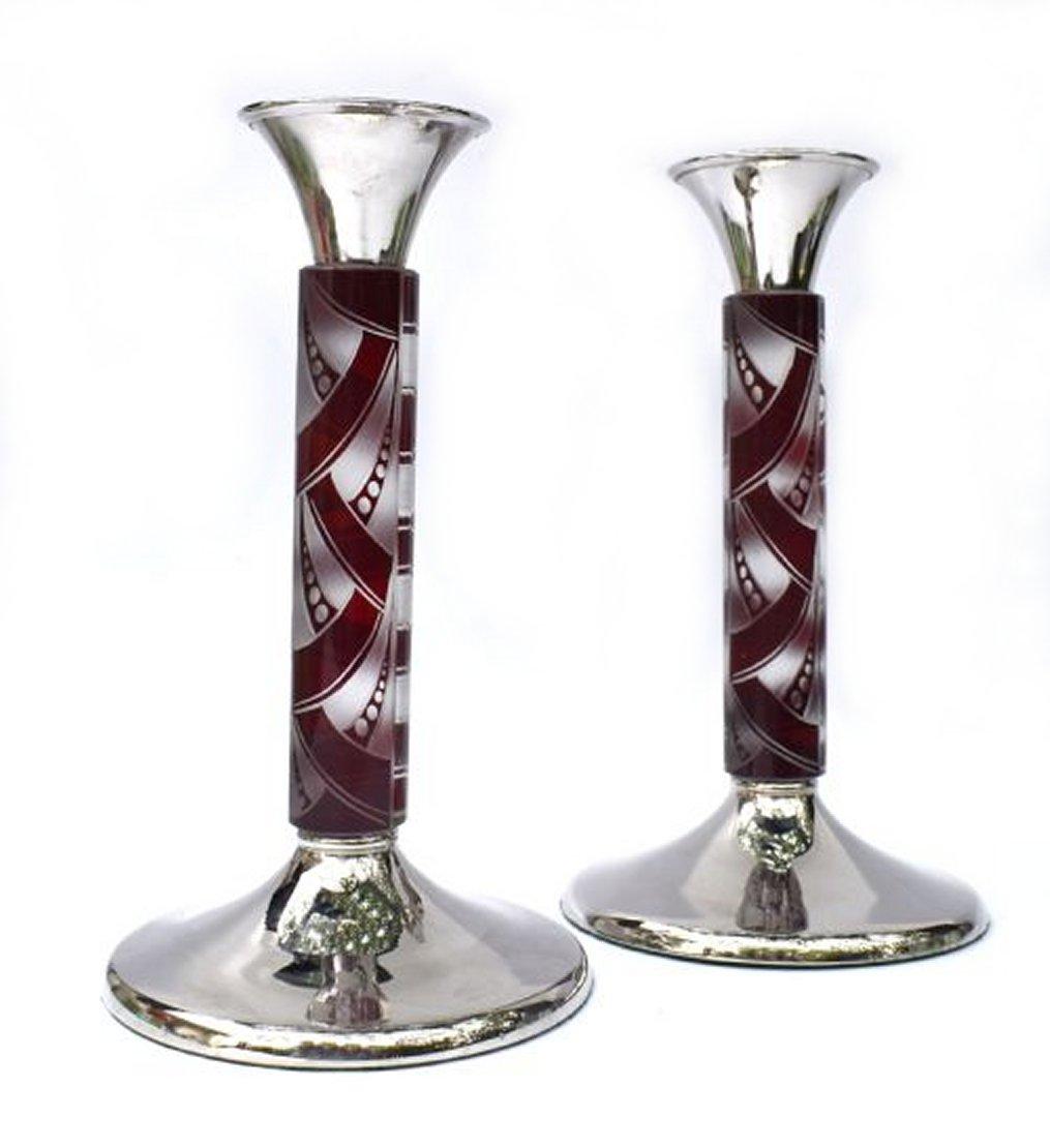 Coppia di candelabri Art Deco degli anni '30 di grandi dimensioni e di grande stile. Con basi in nichel-argento e steli in vetro acidato e smerigliato con decorazioni in smalto rosso ciliegia, questi bastoncini sono una delizia assoluta. Alla base