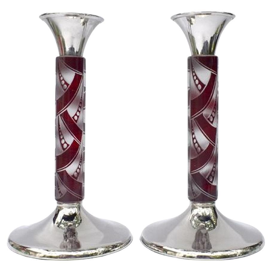 Pareja de candeleros Art Decó de níquel-plata y cristal, c1930