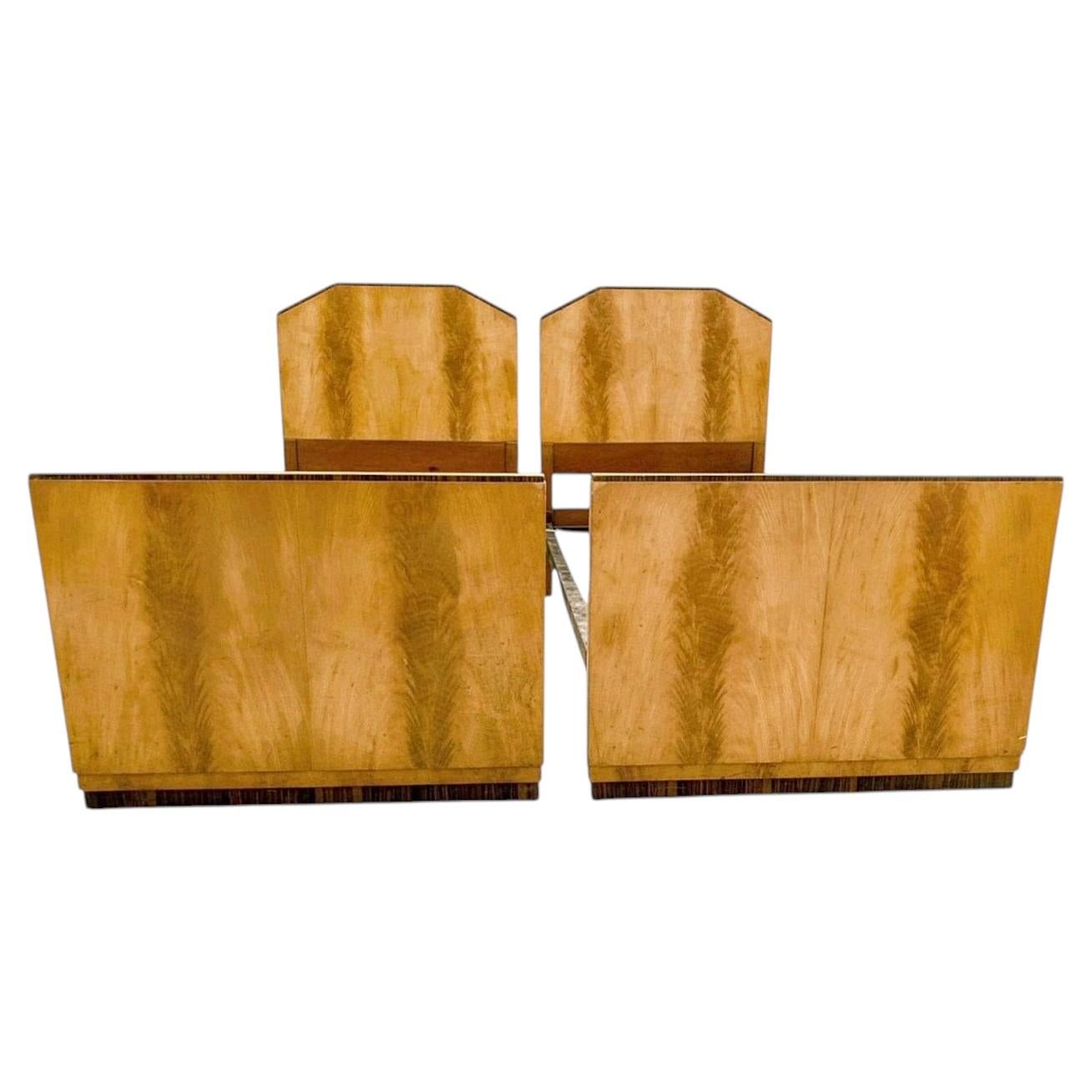 Paire de lits simples assortis Art Déco en bois satiné et noyer. Angleterre, vers 1930 en vente