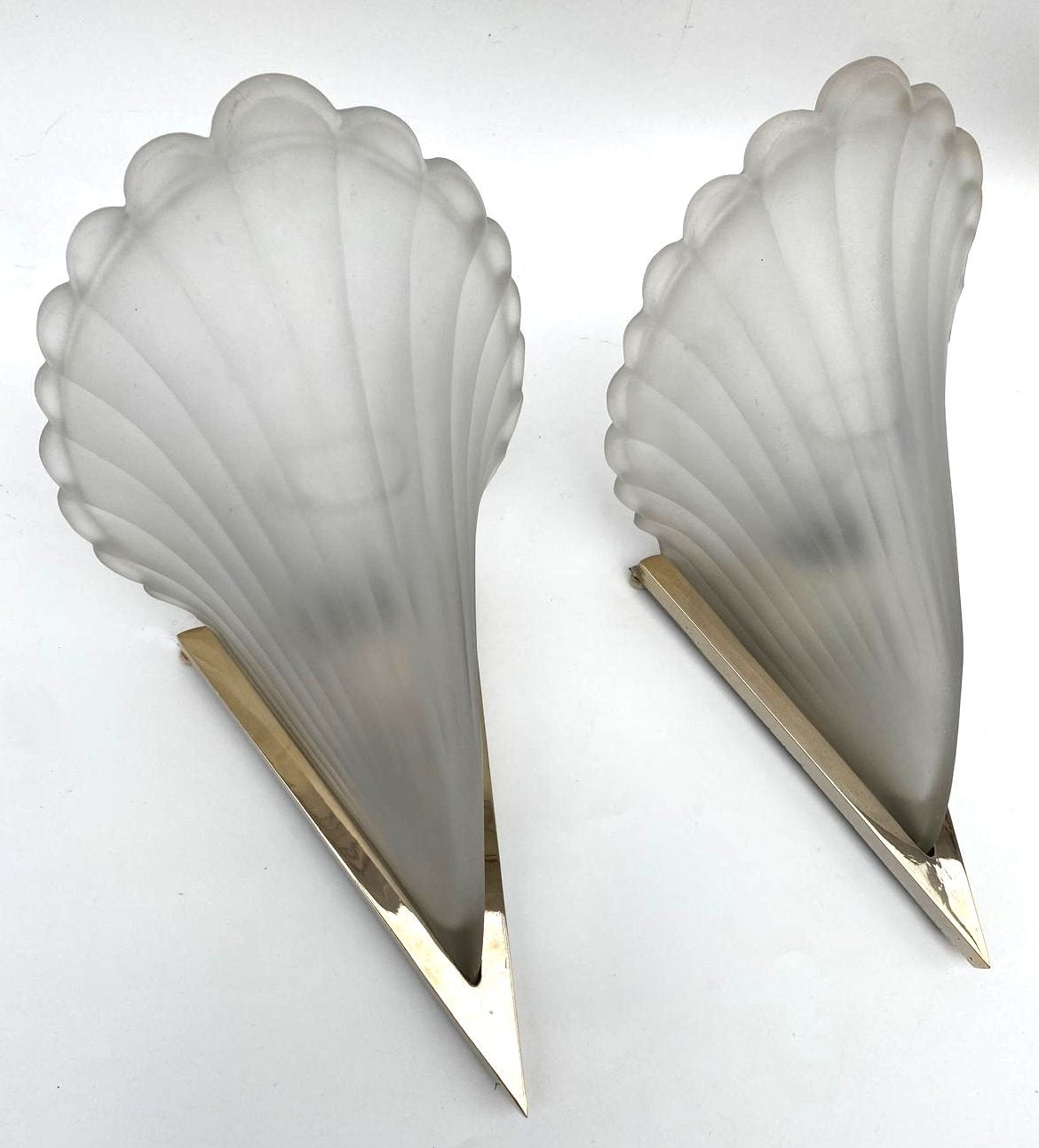Wir können diese fabelhaft stilvollen Wandleuchten gar nicht genug loben. Diese aus Frankreich stammenden Art-Déco-Leuchten sind mit sehr schweren, dicken Schirmen aus satiniertem Pressglas ausgestattet, die gut in Messing-Wandhalterungen sitzen.